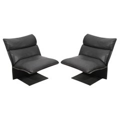 Paar italienische moderne brutalistische Loungesessel aus schwarzem, perforiertem Leder im Stil des Brutalismus