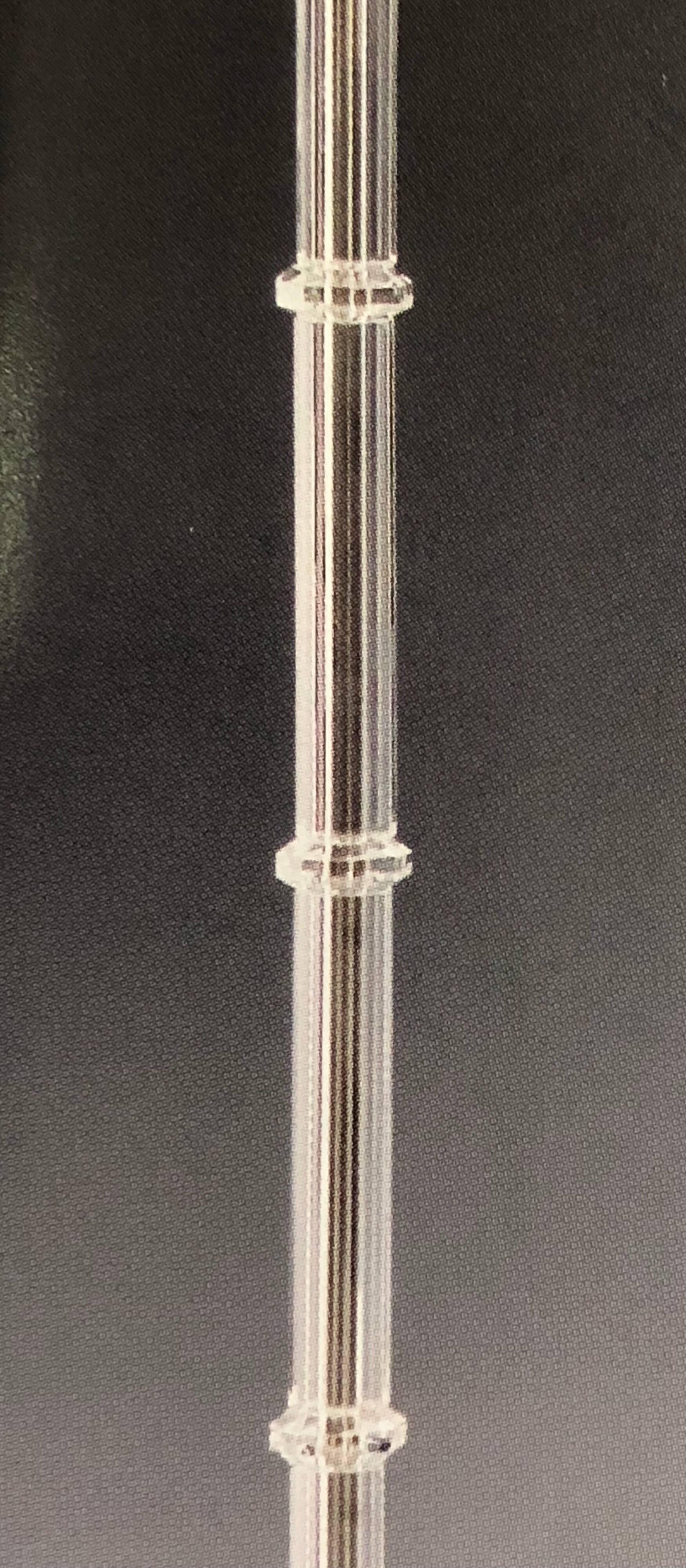 Mid-Century Modern Paire de lampadaires de style néoclassique moderne italien en cristal et laiton, Maison Baguès en vente