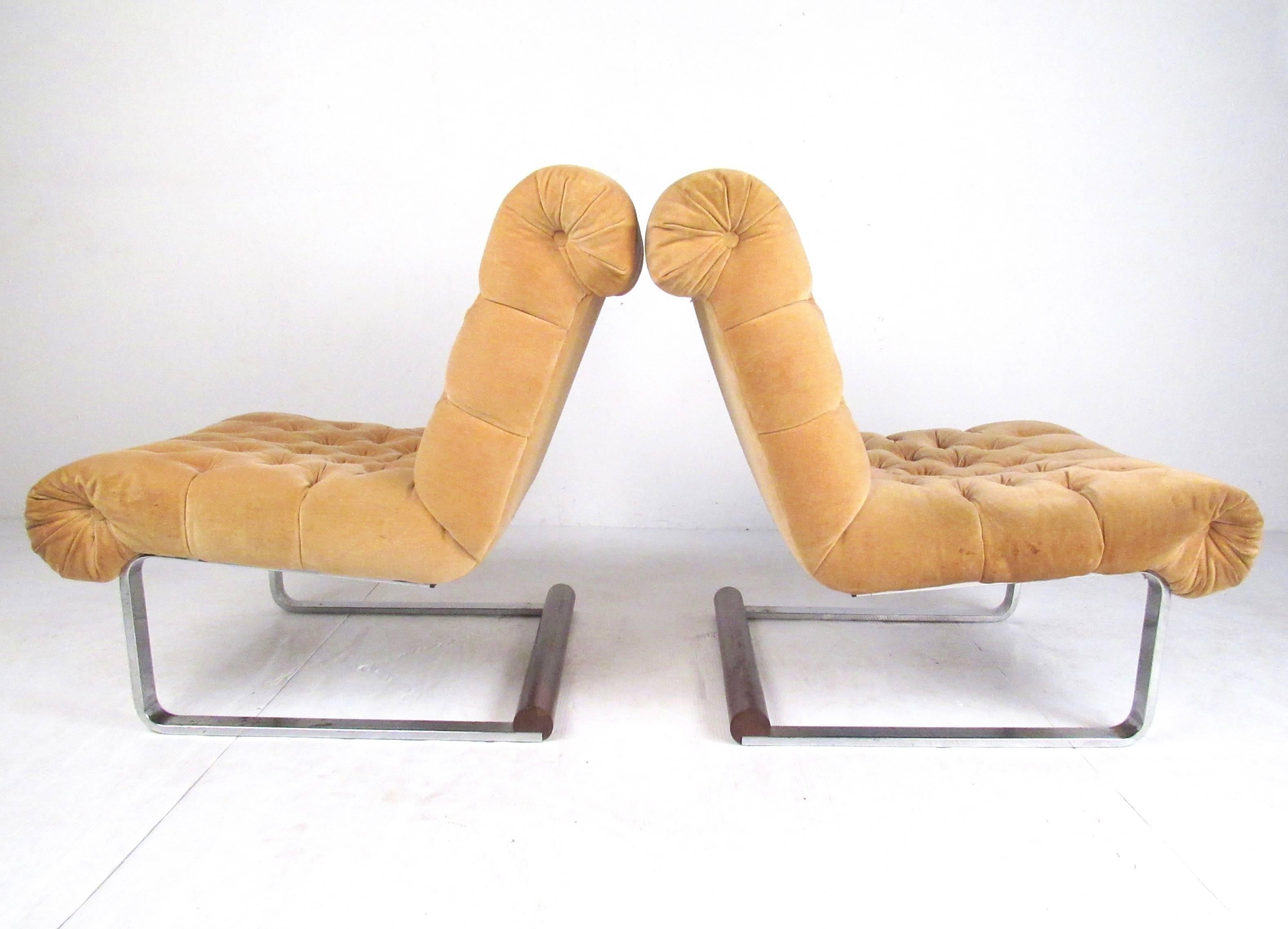 Mid-Century Modern Pair of Italian Modern Slipper Lounge Chairs