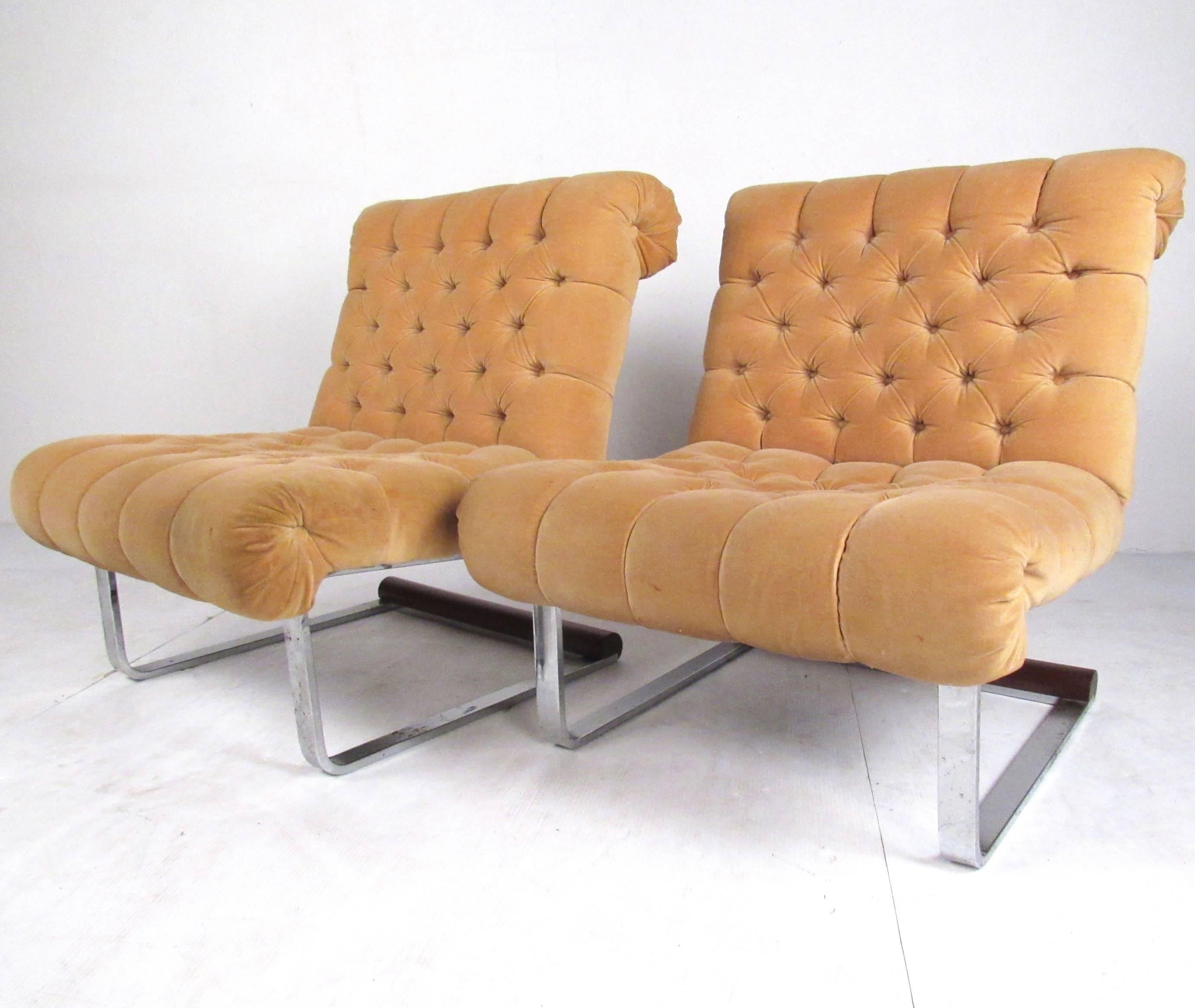 Pair of Italian Modern Slipper Lounge Chairs In Good Condition In Brooklyn, NY