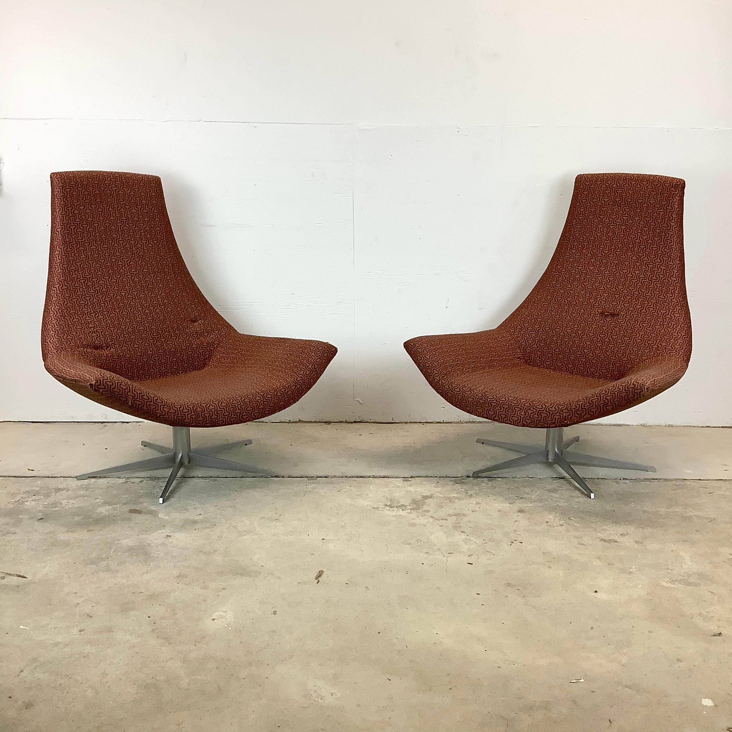 Pair Italian Modern Swivel Lounge Chairs In Good Condition In Trenton, NJ