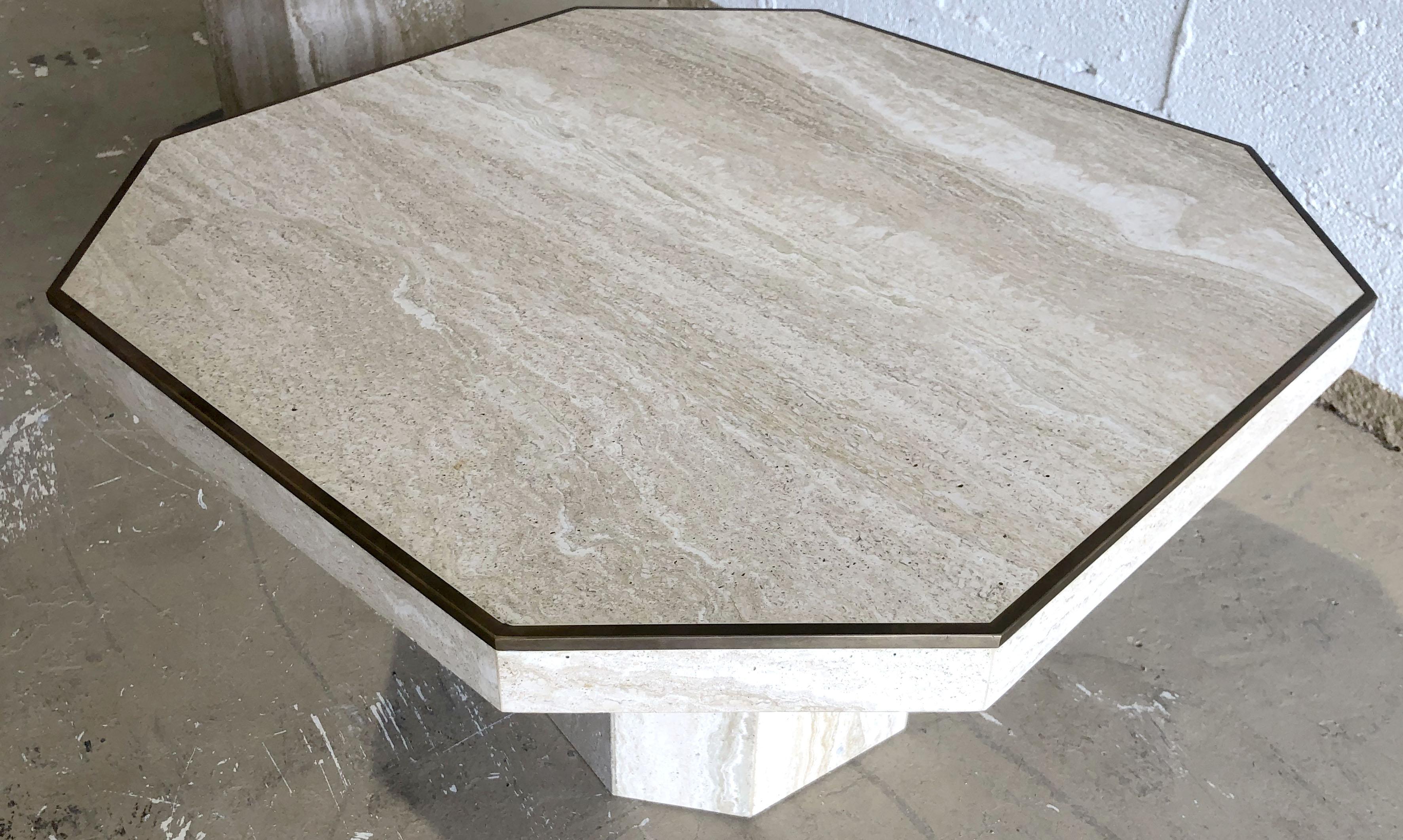 Mid-Century moderno Tavolini moderni italiani in marmo travertino per Jean Charles, Willy Rizzo, coppia in vendita