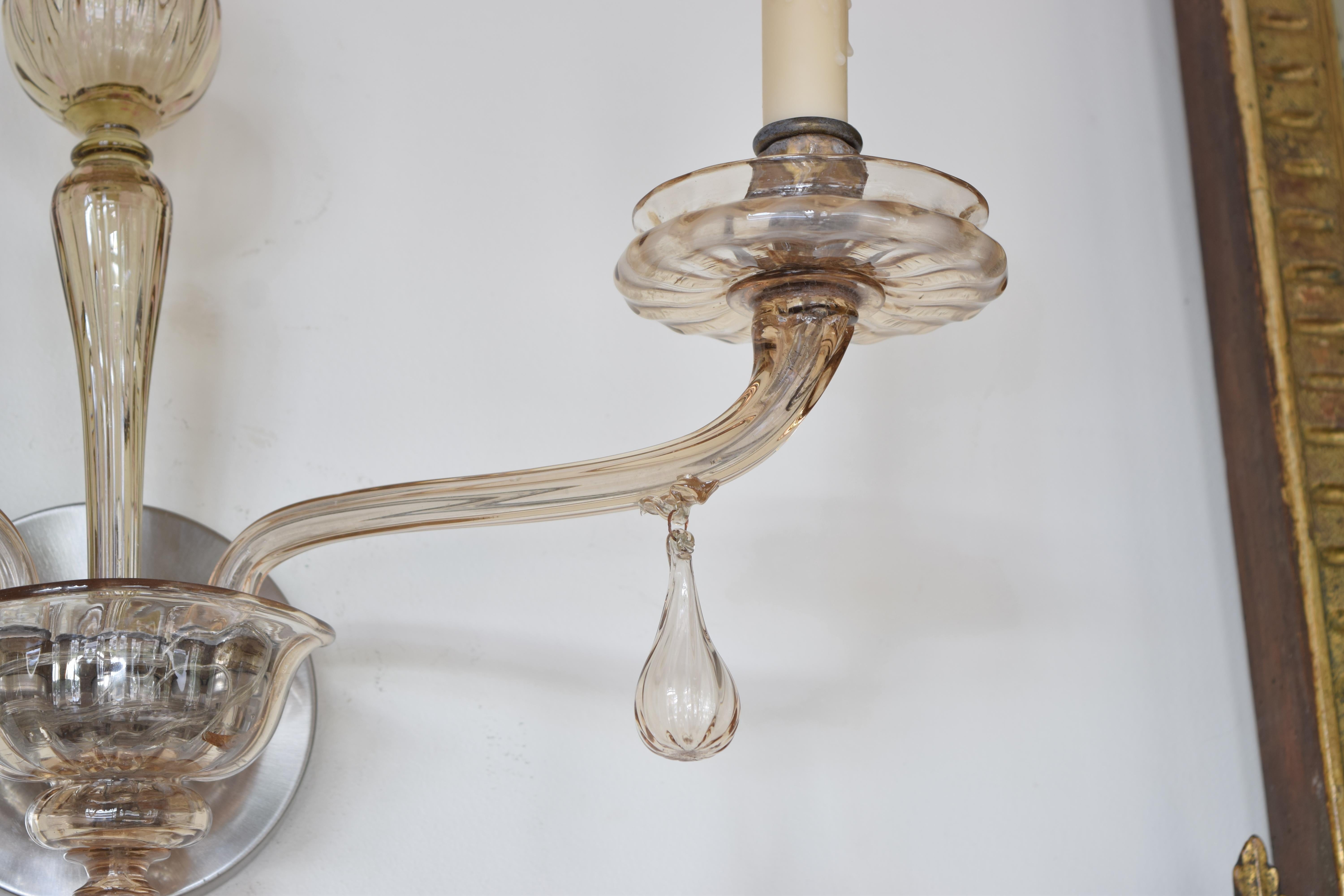 Paar italienische, Murano, mundgeblasenes Glas 2-Licht Wandleuchter, Anfang 20. im Angebot 1