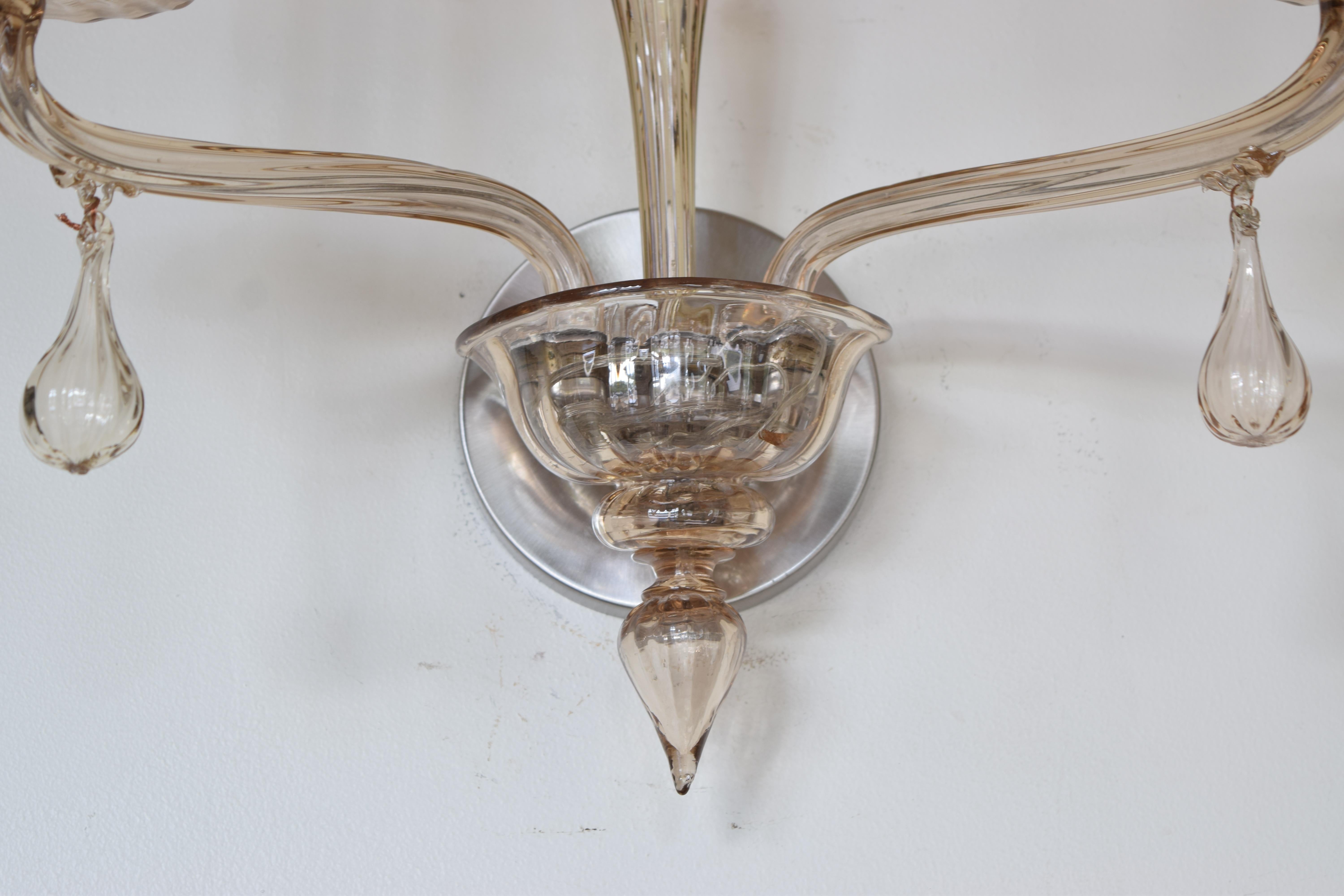 Paar italienische, Murano, mundgeblasenes Glas 2-Licht Wandleuchter, Anfang 20. im Angebot 2
