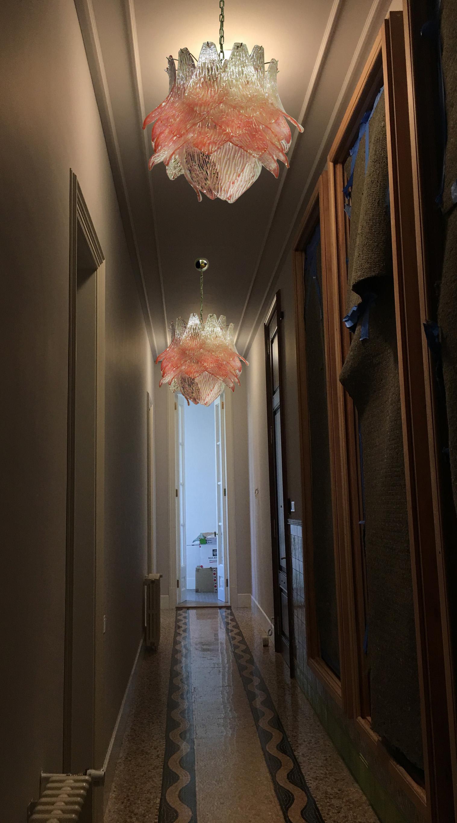 Paar italienische Murano-Kronleuchter mit rosa Gläsern (Europäisch) im Angebot
