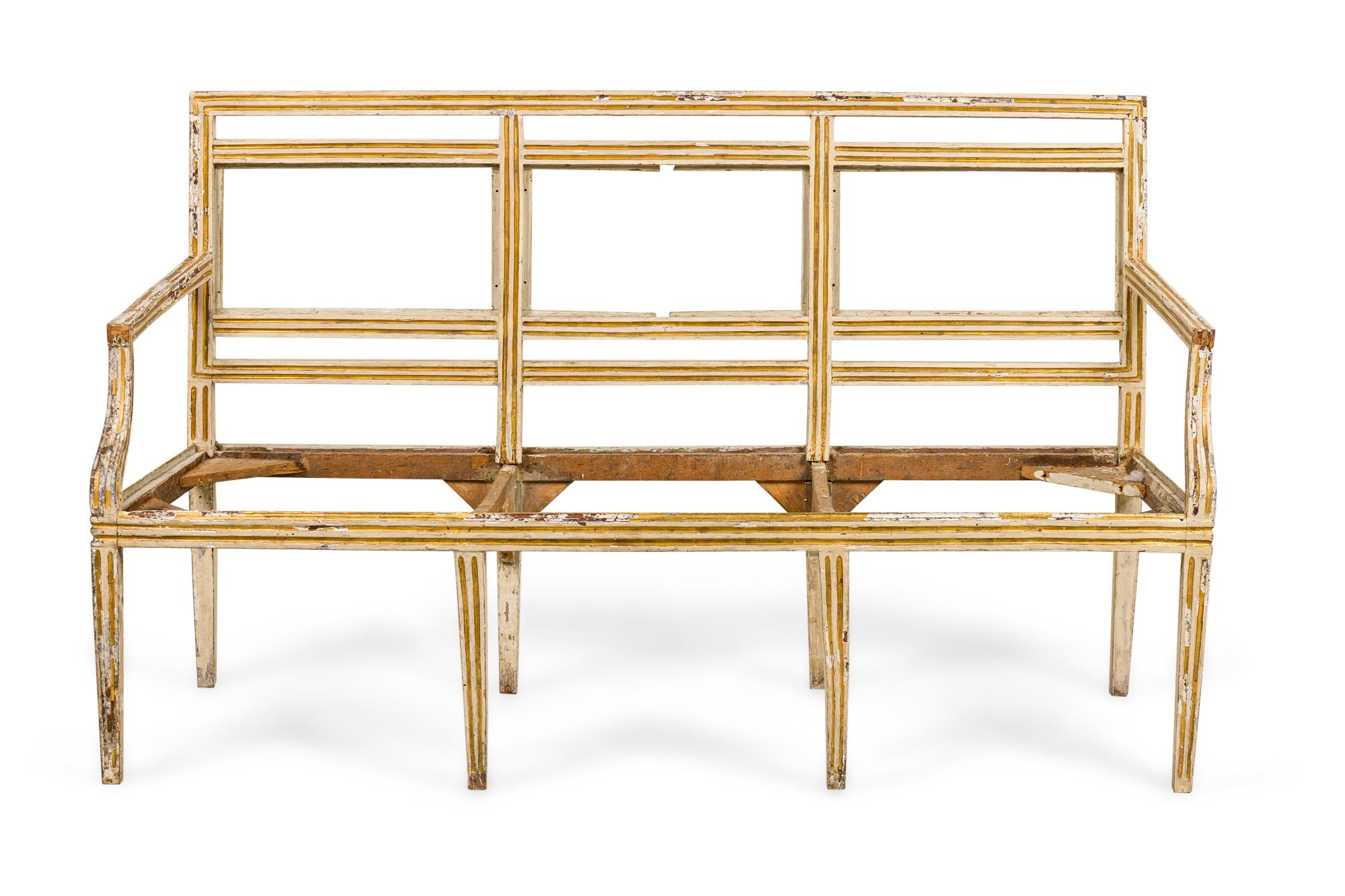 COPPIA di divani neoclassici italiani (XVIII secolo) dipinti di bianco e con finiture dorate  (PREZZO IN COPPIA)
***HA BISOGNO DI UN SEDILE IMBOTTITO; LE FINITURE SONO MOLTO USURATE***.

NECESSITA DI UN SEDILE IMBOTTITO; FORTE USURA DELLE FINITURE