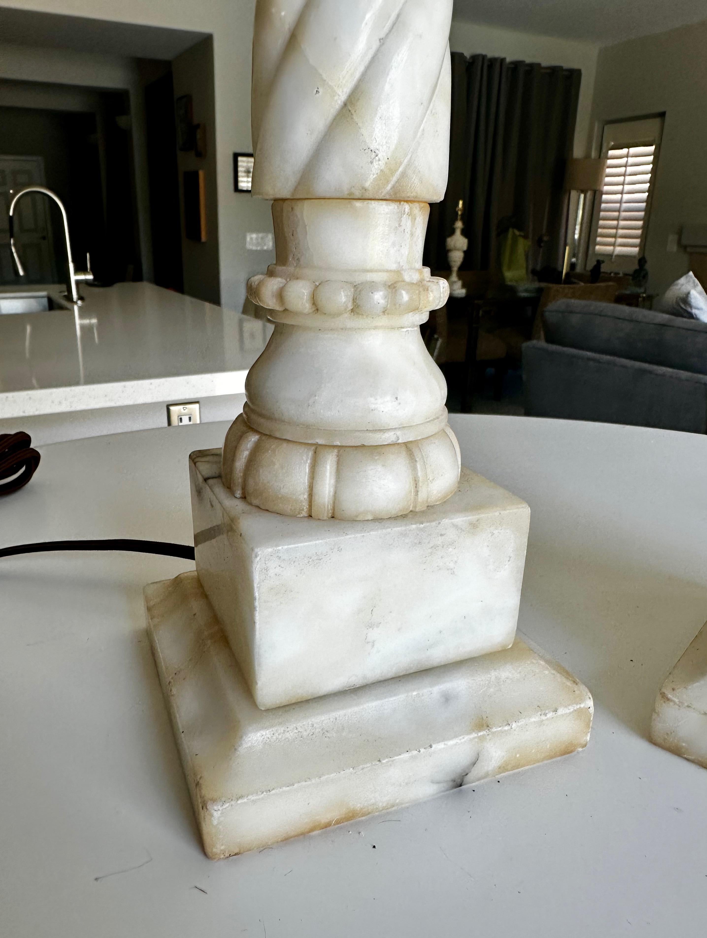 Paar italienische neoklassizistische Säulen-Tischlampen aus Alabaster im Angebot 6
