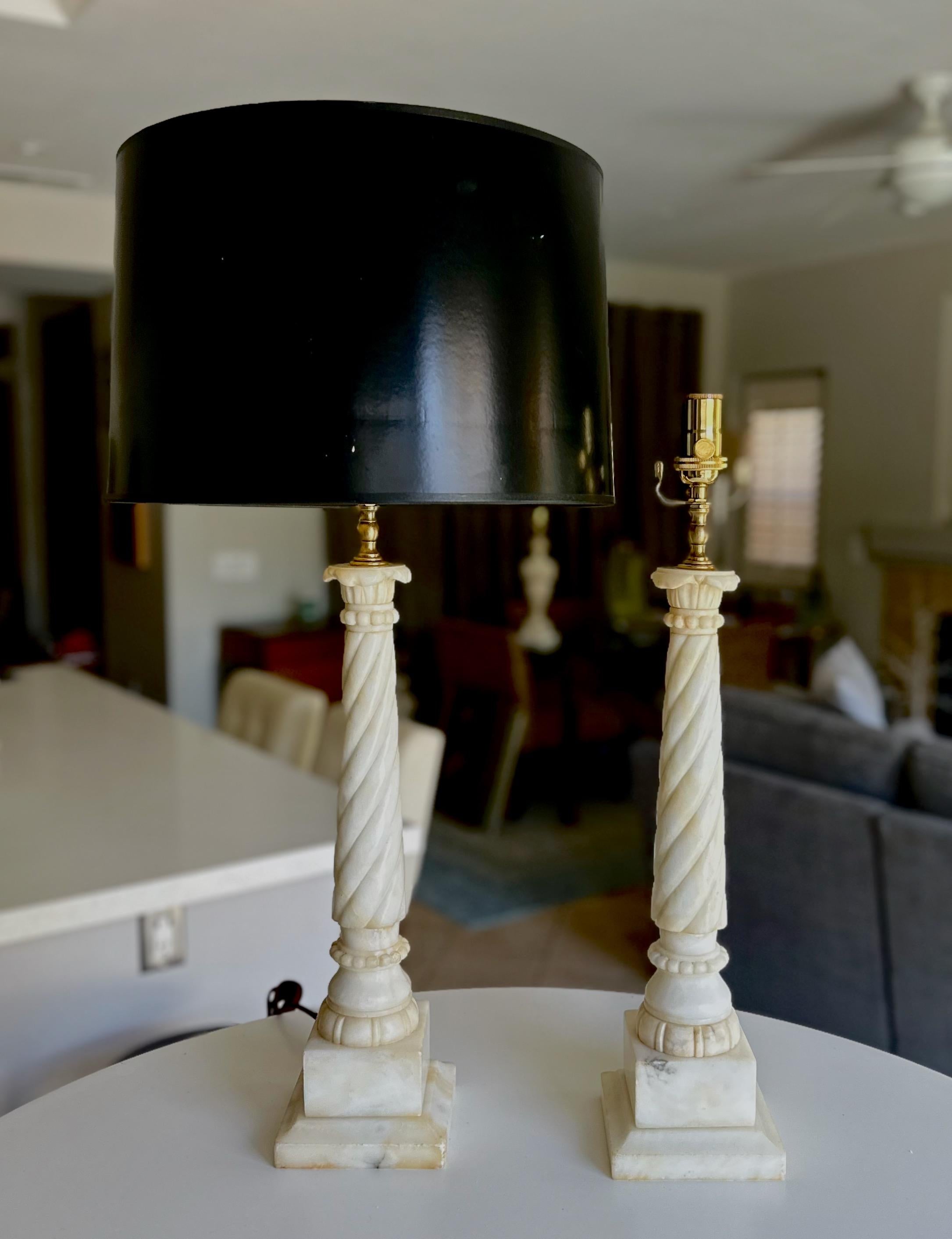 Ein Paar handgeschnitzte Alabasterlampen im neoklassischen Stil mit gedrehter Säule aus den 1930er Jahren.  Neu verkabelt mit 3-Wege-Steckdosen aus Messing und rayonummantelten Corden. Die Lampenschirme sind nicht enthalten. 

.