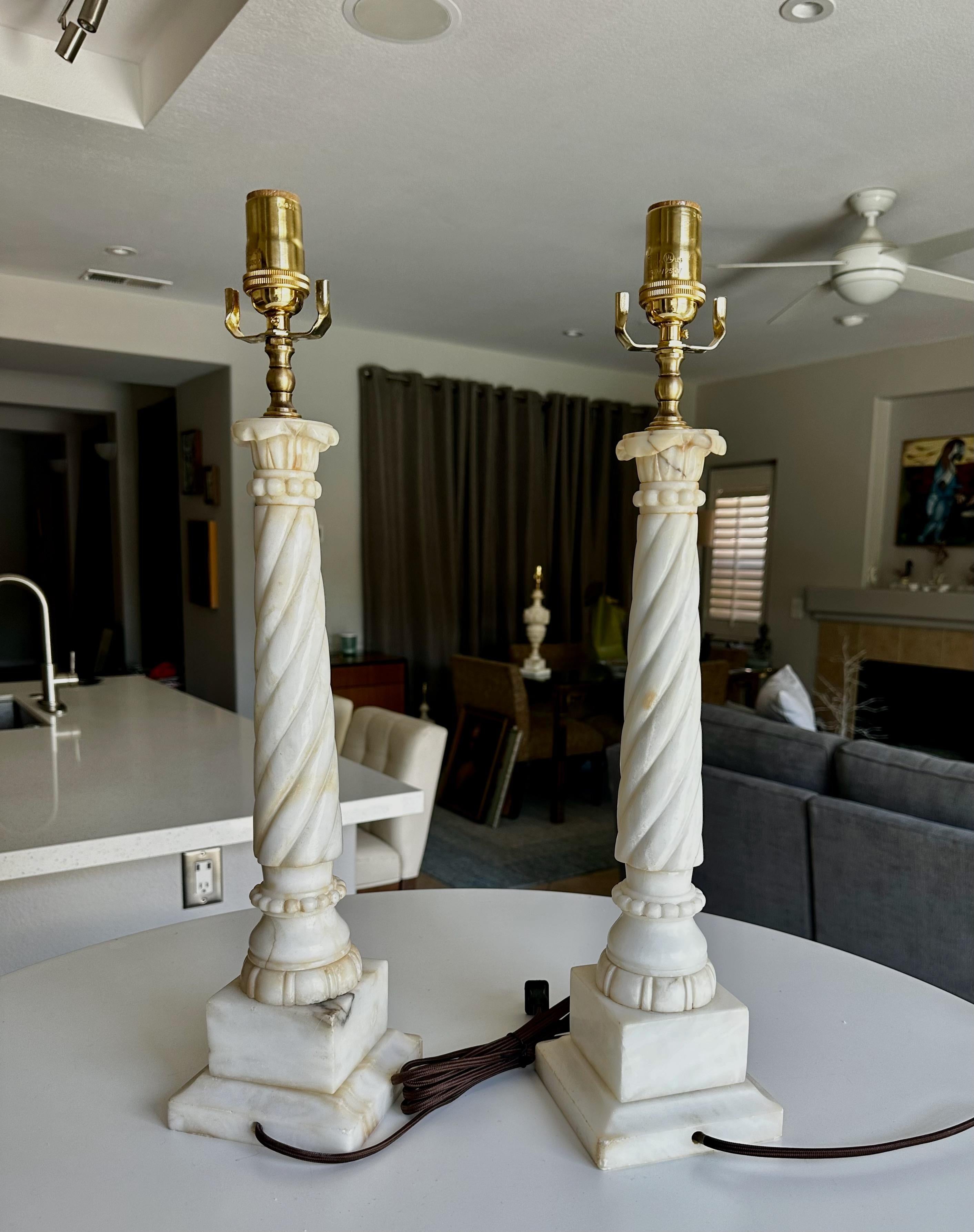 Paar italienische neoklassizistische Säulen-Tischlampen aus Alabaster (Messing) im Angebot