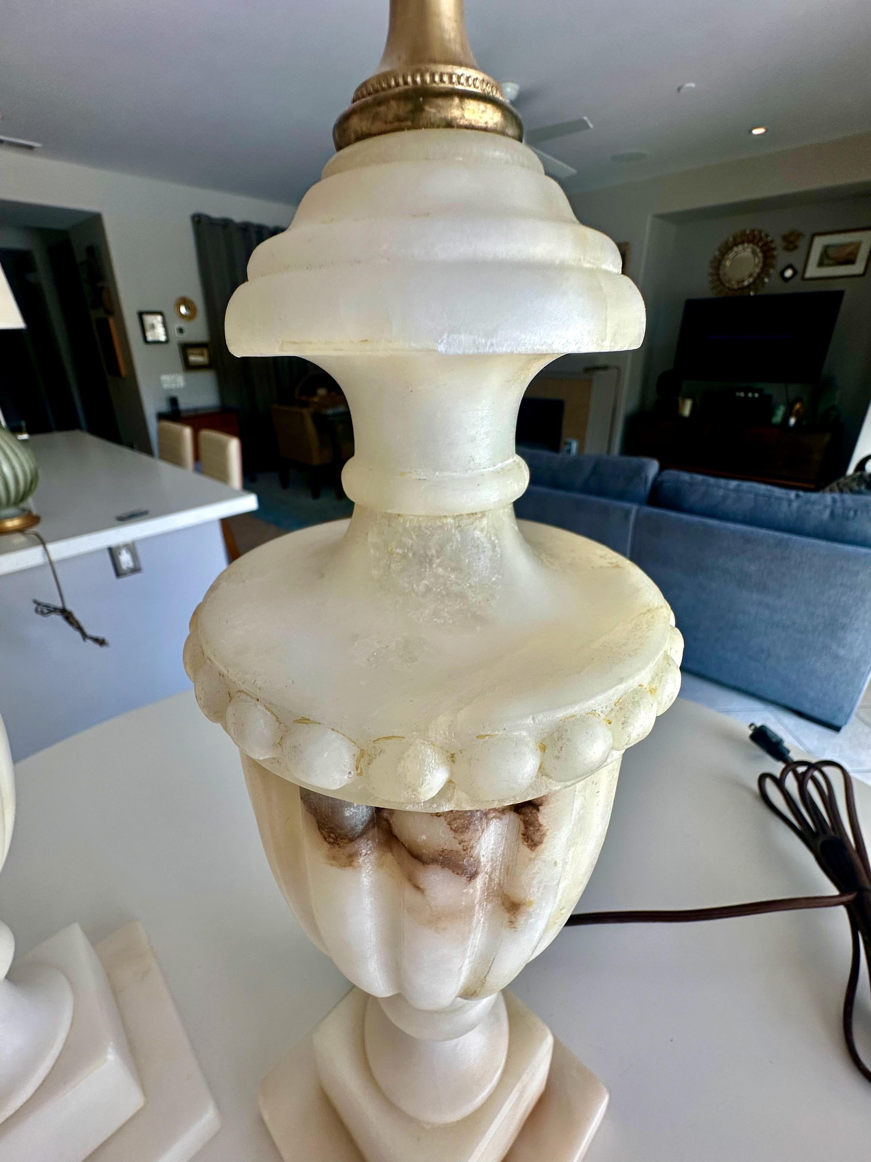 Paire de lampes de table italiennes néoclassiques en albâtre en forme d'urne en vente 4