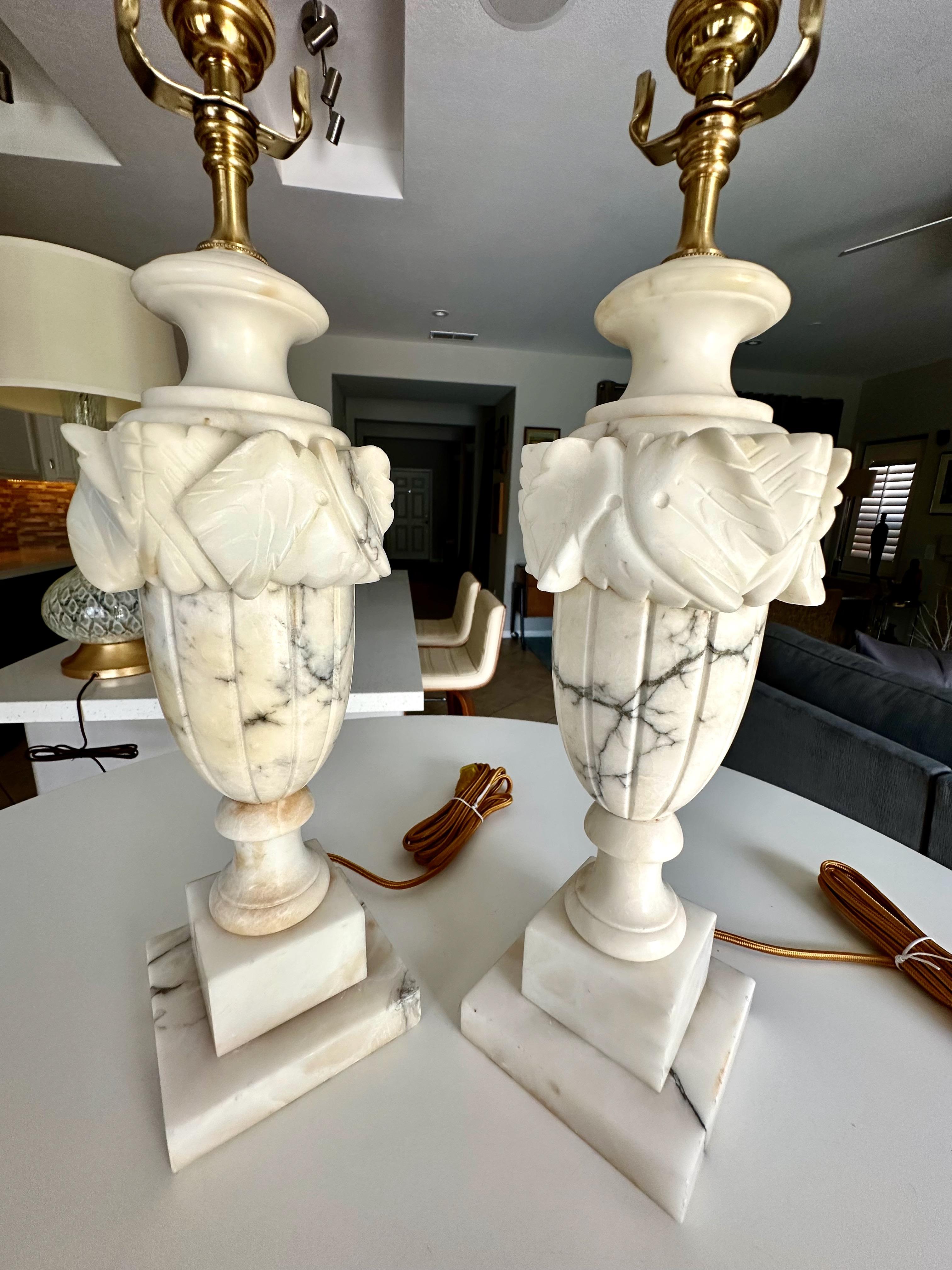 Paire de lampes de table italiennes néoclassiques en albâtre en forme d'urne en vente 4