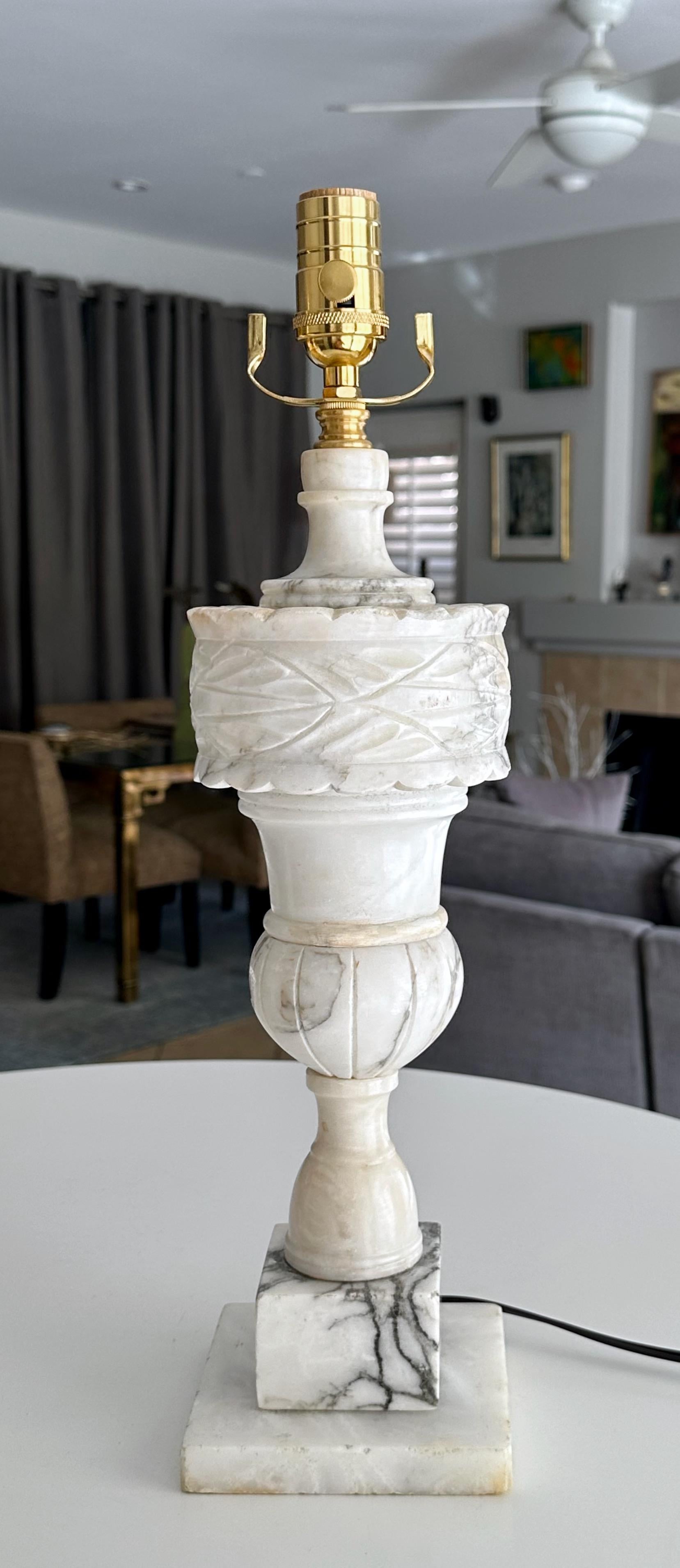 Paire de lampes de table italiennes néoclassiques en albâtre en forme d'urne en vente 4