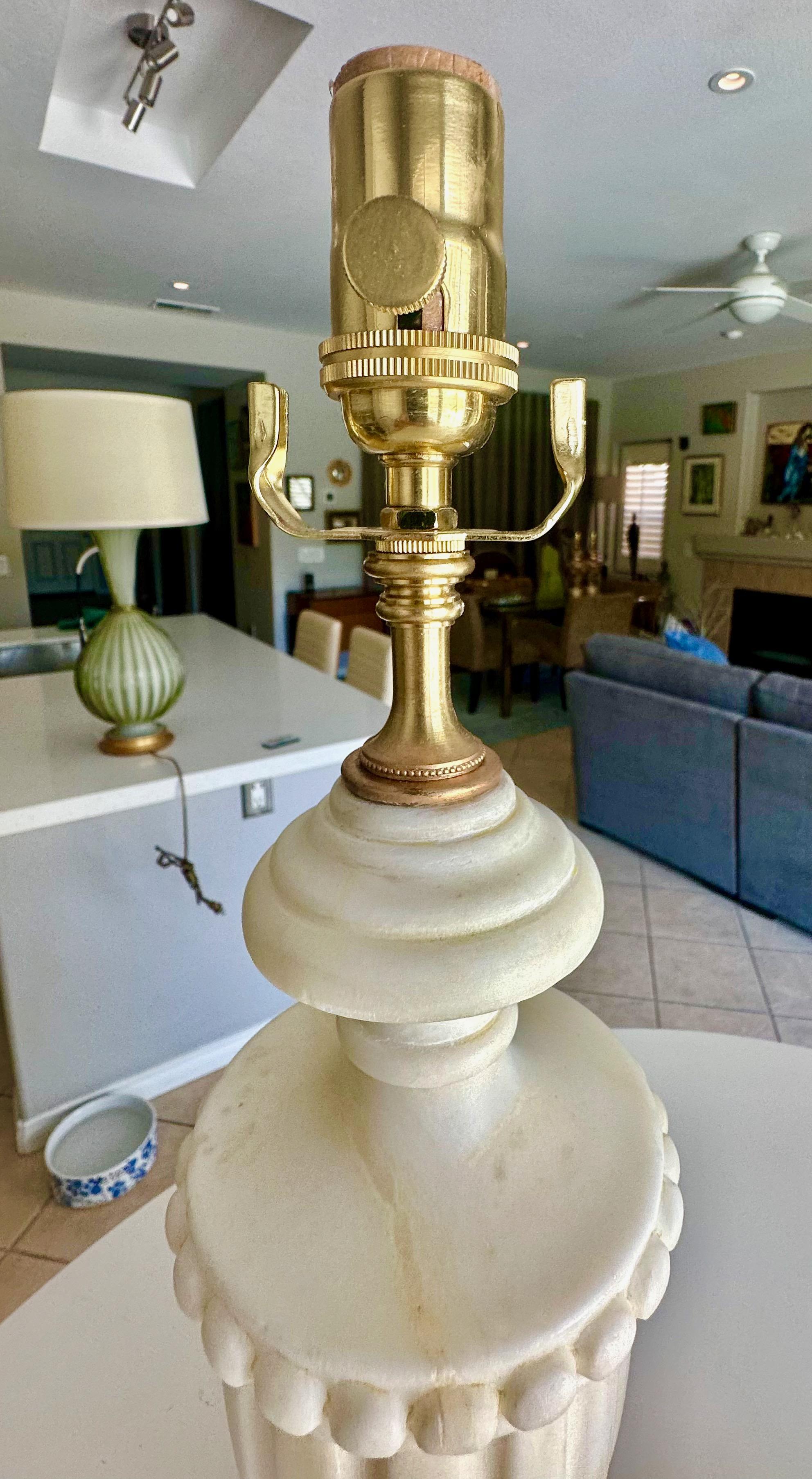 Paire de lampes de table italiennes néoclassiques en albâtre en forme d'urne en vente 5