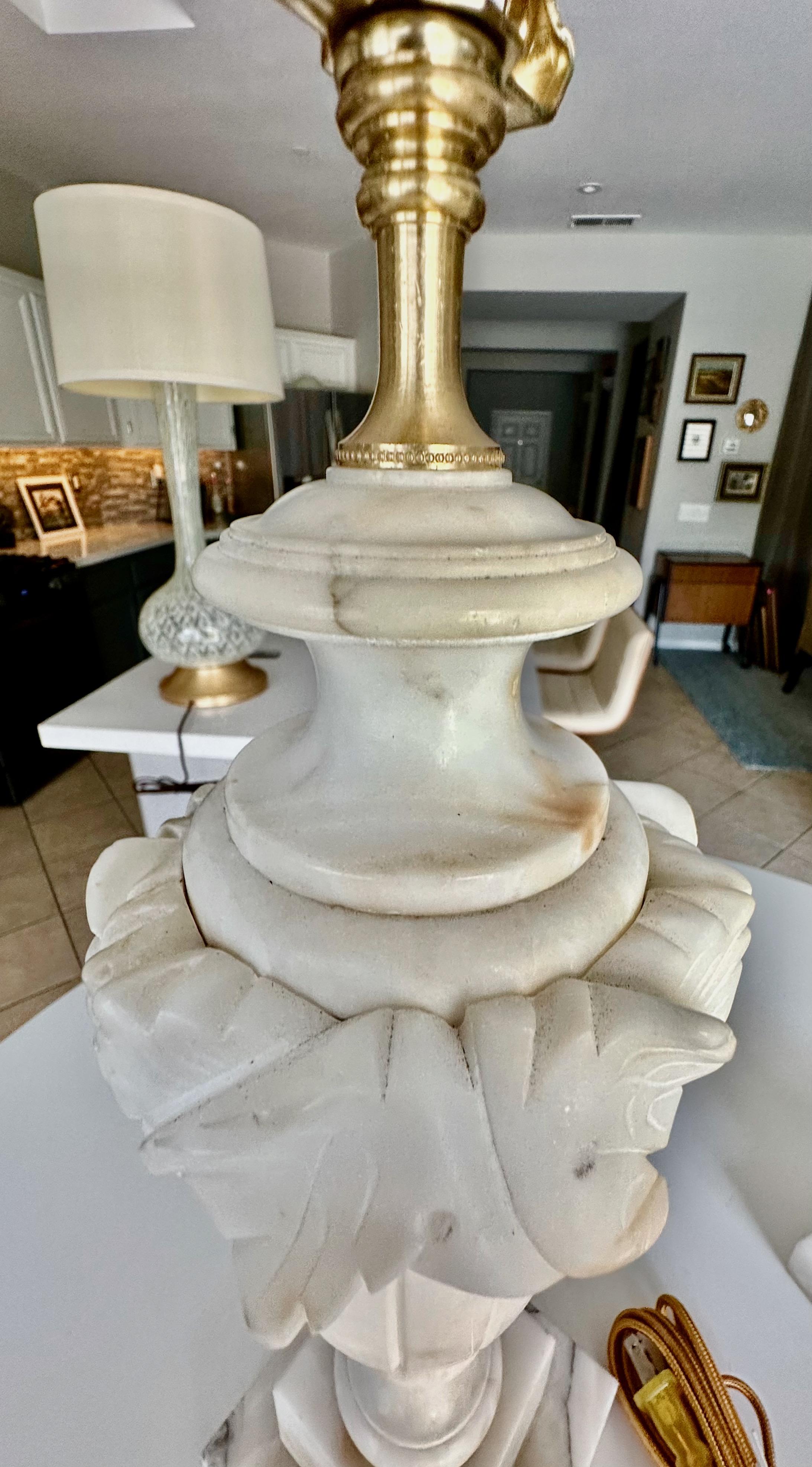 Paire de lampes de table italiennes néoclassiques en albâtre en forme d'urne en vente 5