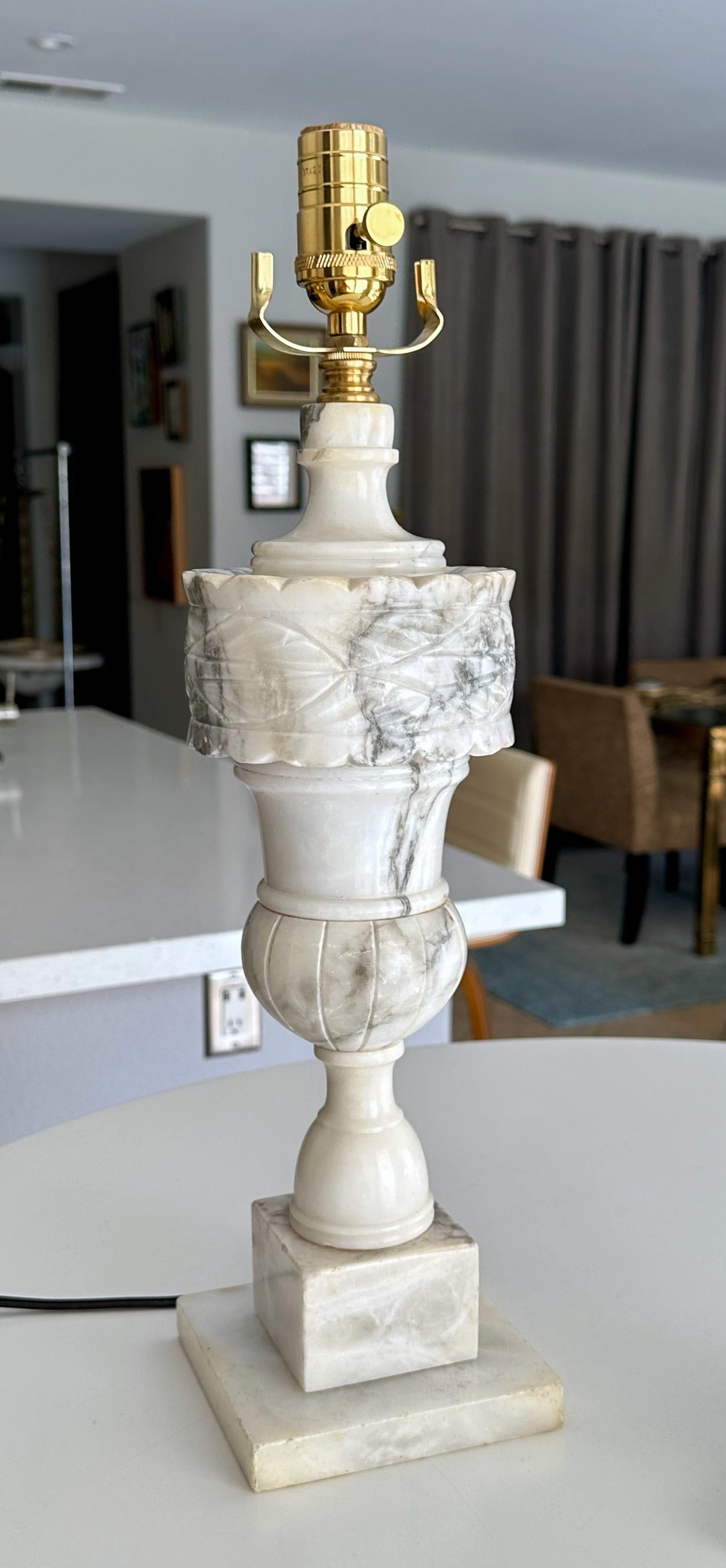 Paire de lampes de table italiennes néoclassiques en albâtre en forme d'urne en vente 5