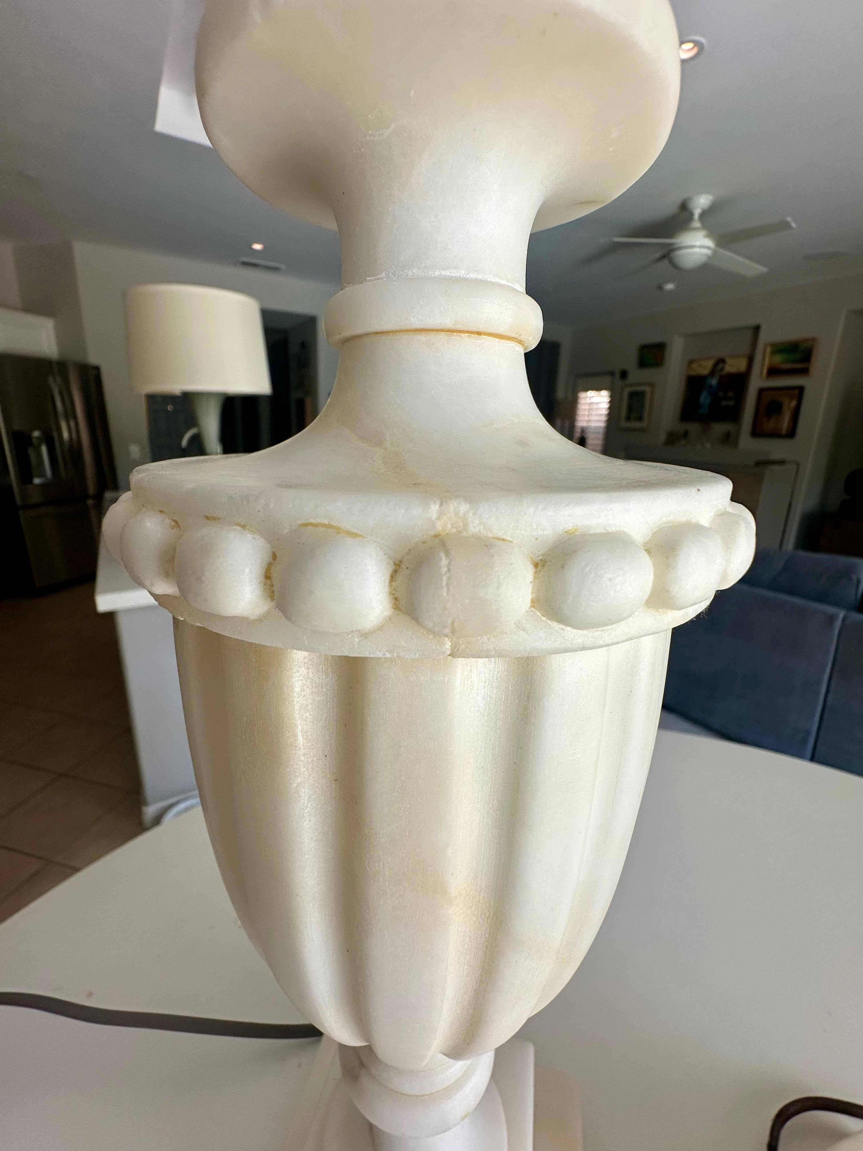 Paire de lampes de table italiennes néoclassiques en albâtre en forme d'urne en vente 6