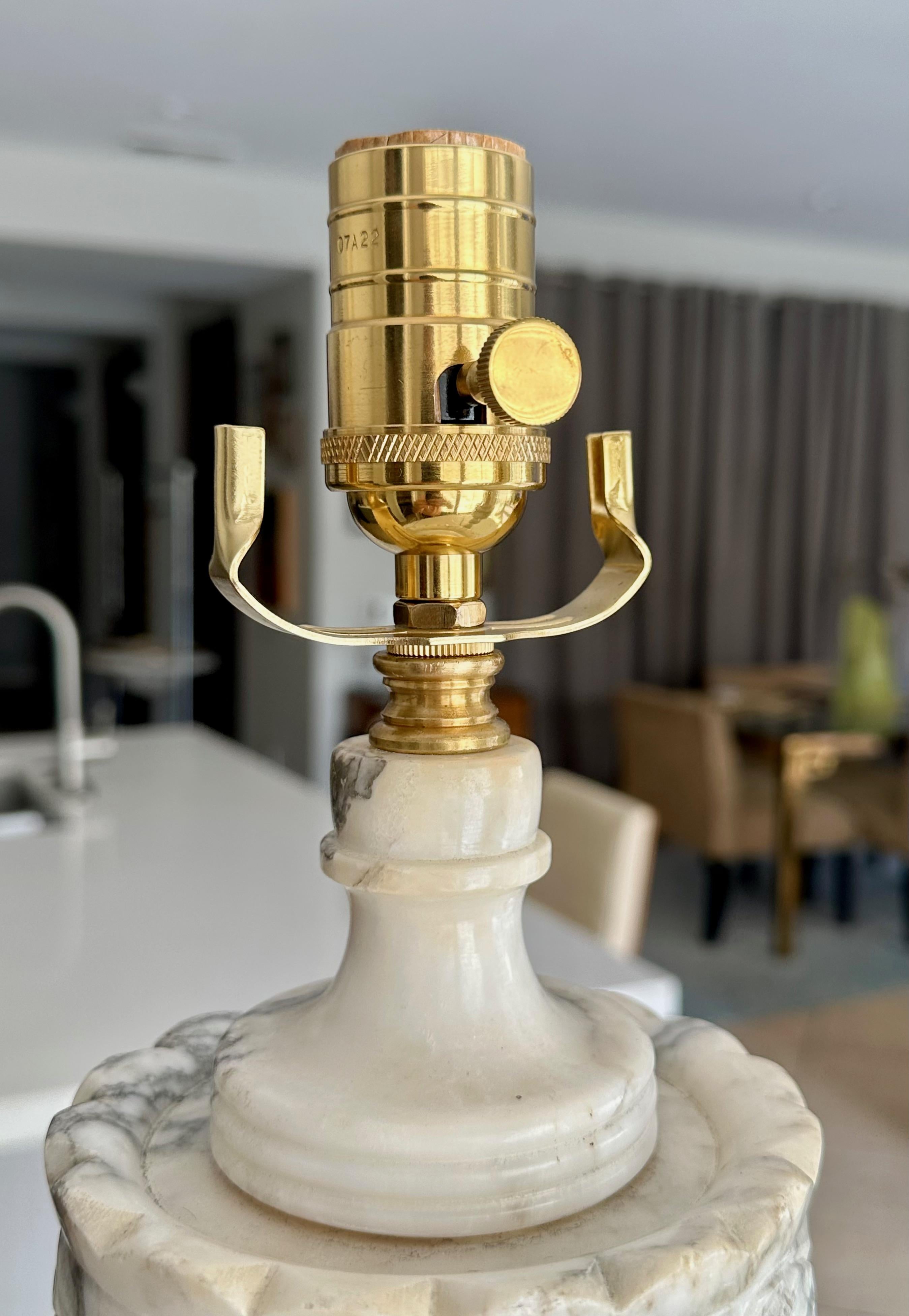 Paire de lampes de table italiennes néoclassiques en albâtre en forme d'urne en vente 6