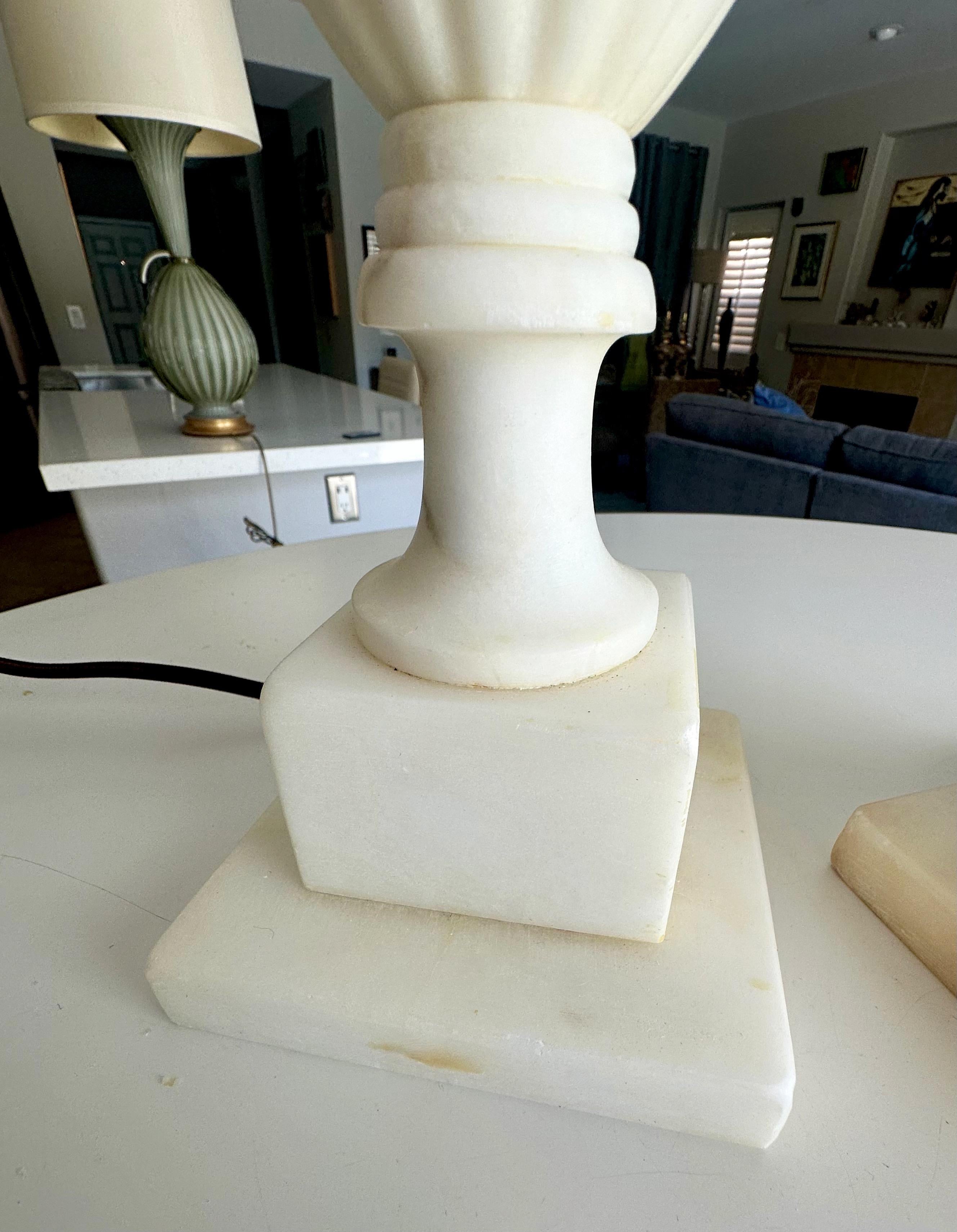 Paire de lampes de table italiennes néoclassiques en albâtre en forme d'urne en vente 7