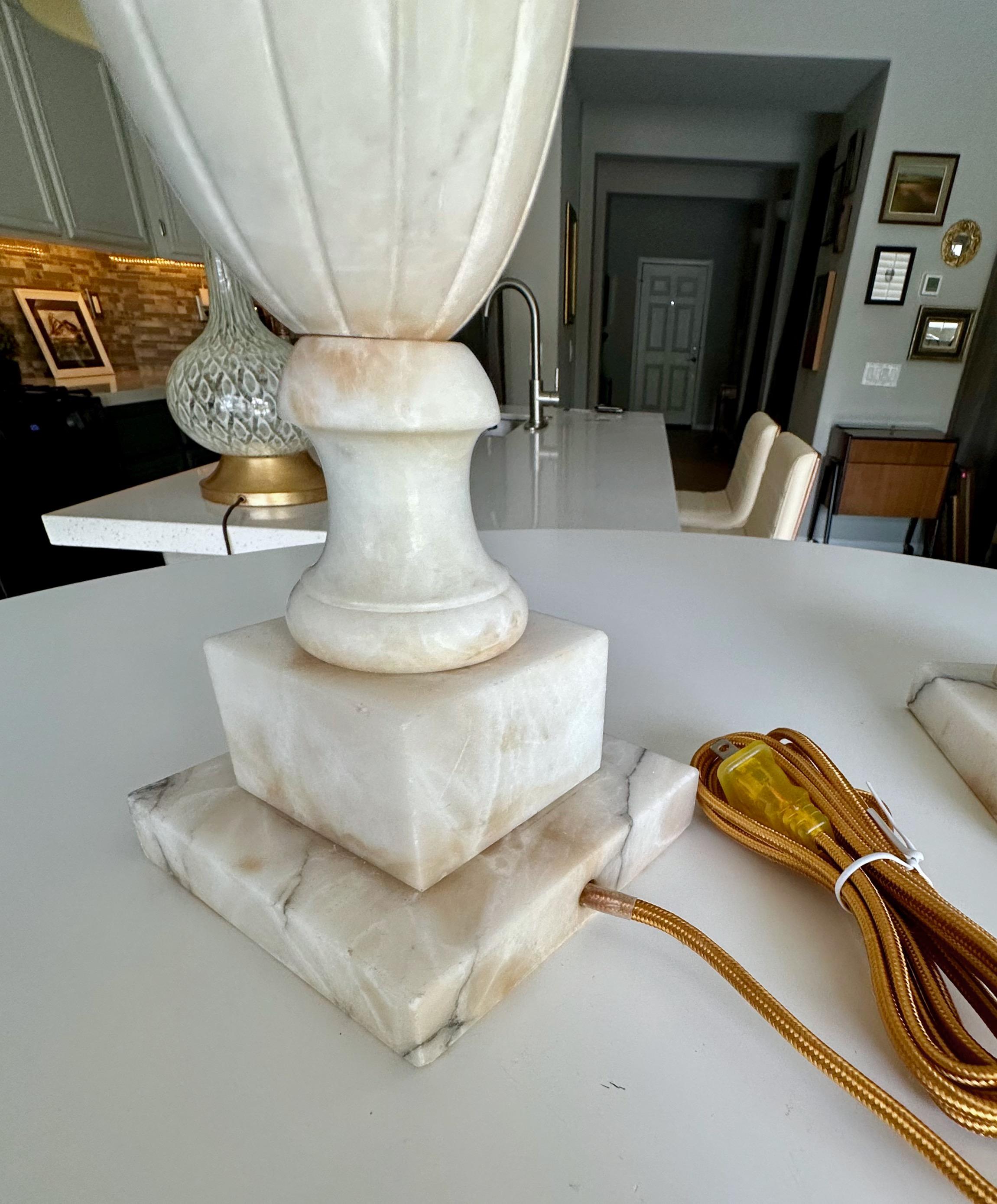 Paire de lampes de table italiennes néoclassiques en albâtre en forme d'urne en vente 7