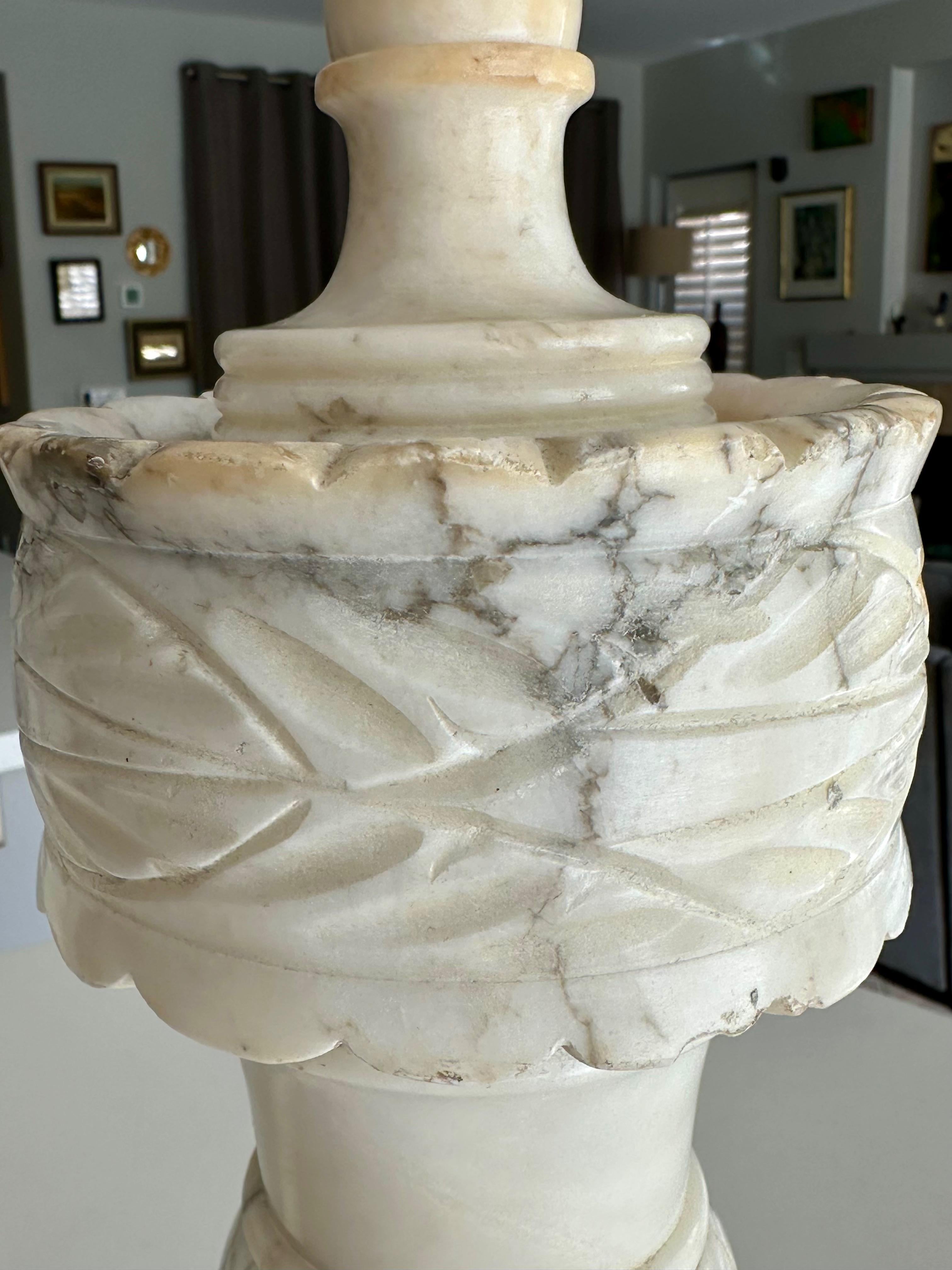 Paire de lampes de table italiennes néoclassiques en albâtre en forme d'urne en vente 7