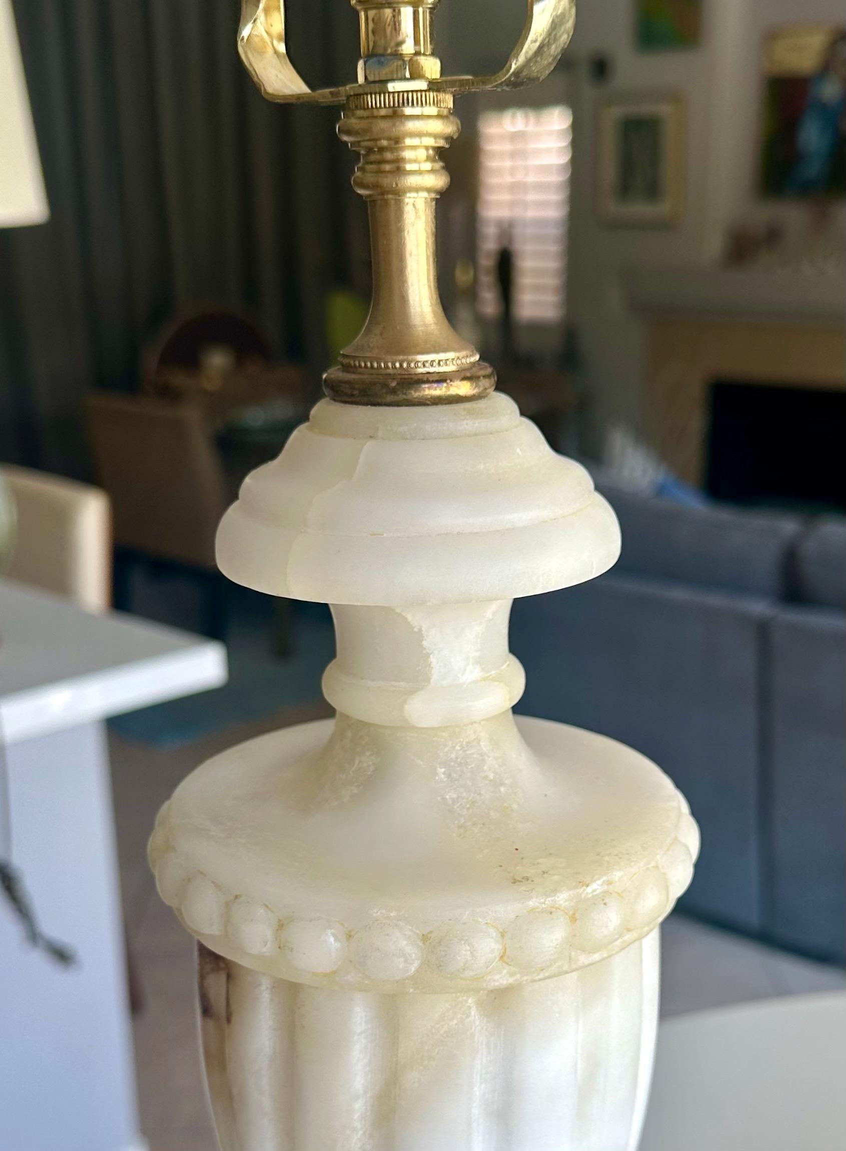 Paire de lampes de table italiennes néoclassiques en albâtre en forme d'urne en vente 8