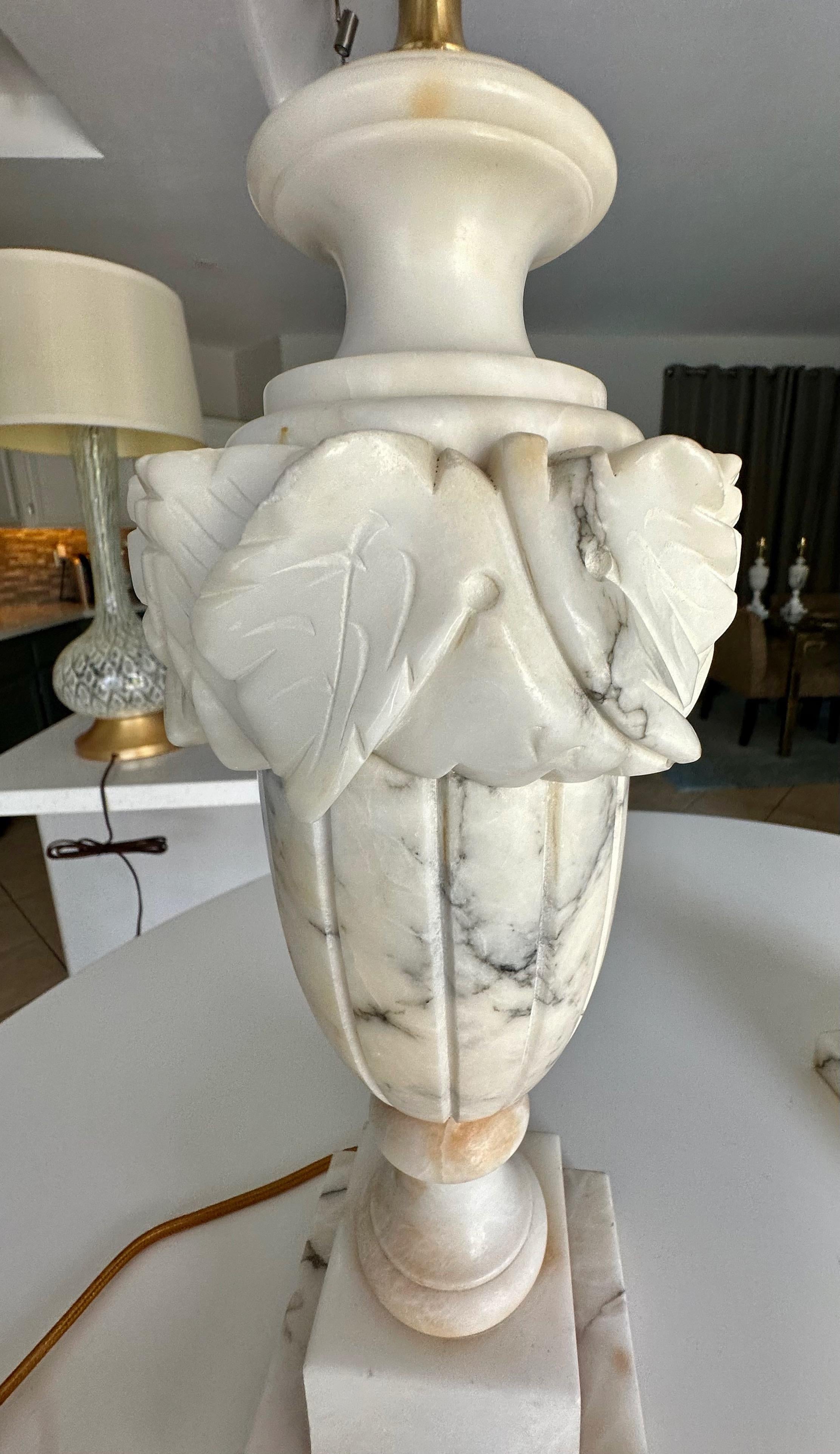 Paire de lampes de table italiennes néoclassiques en albâtre en forme d'urne en vente 8