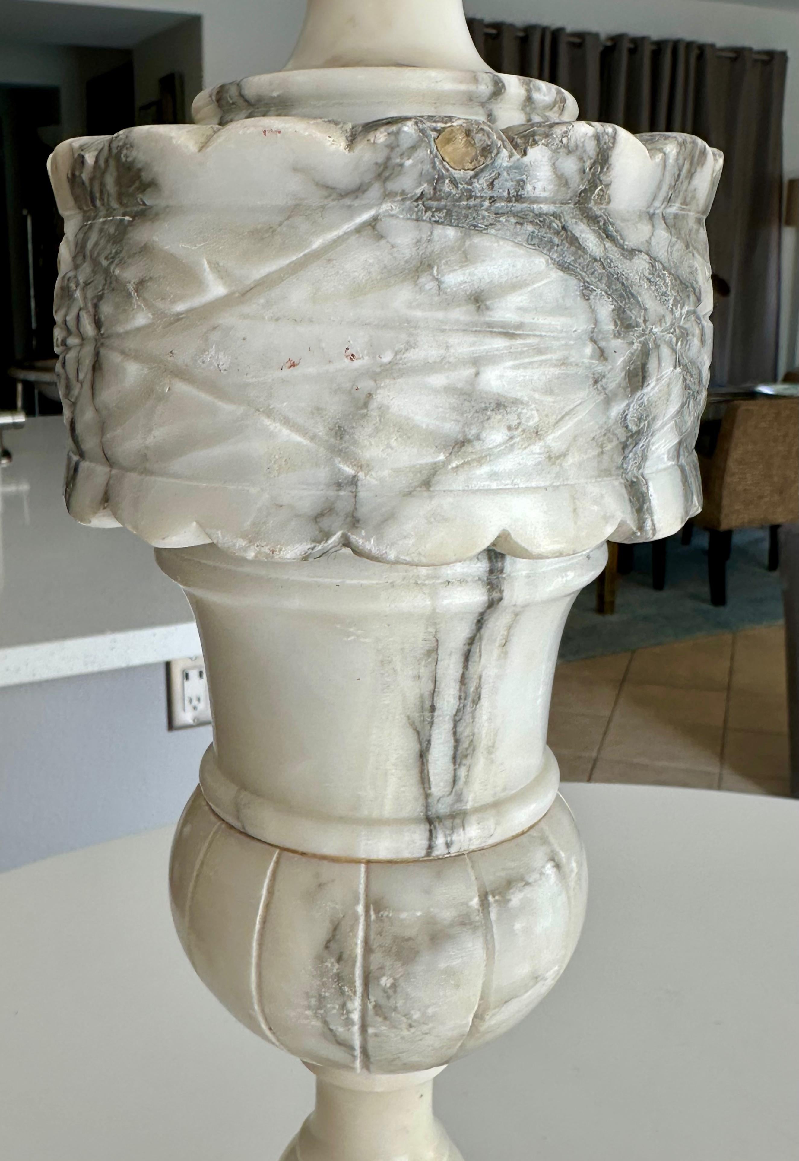 Paire de lampes de table italiennes néoclassiques en albâtre en forme d'urne en vente 8