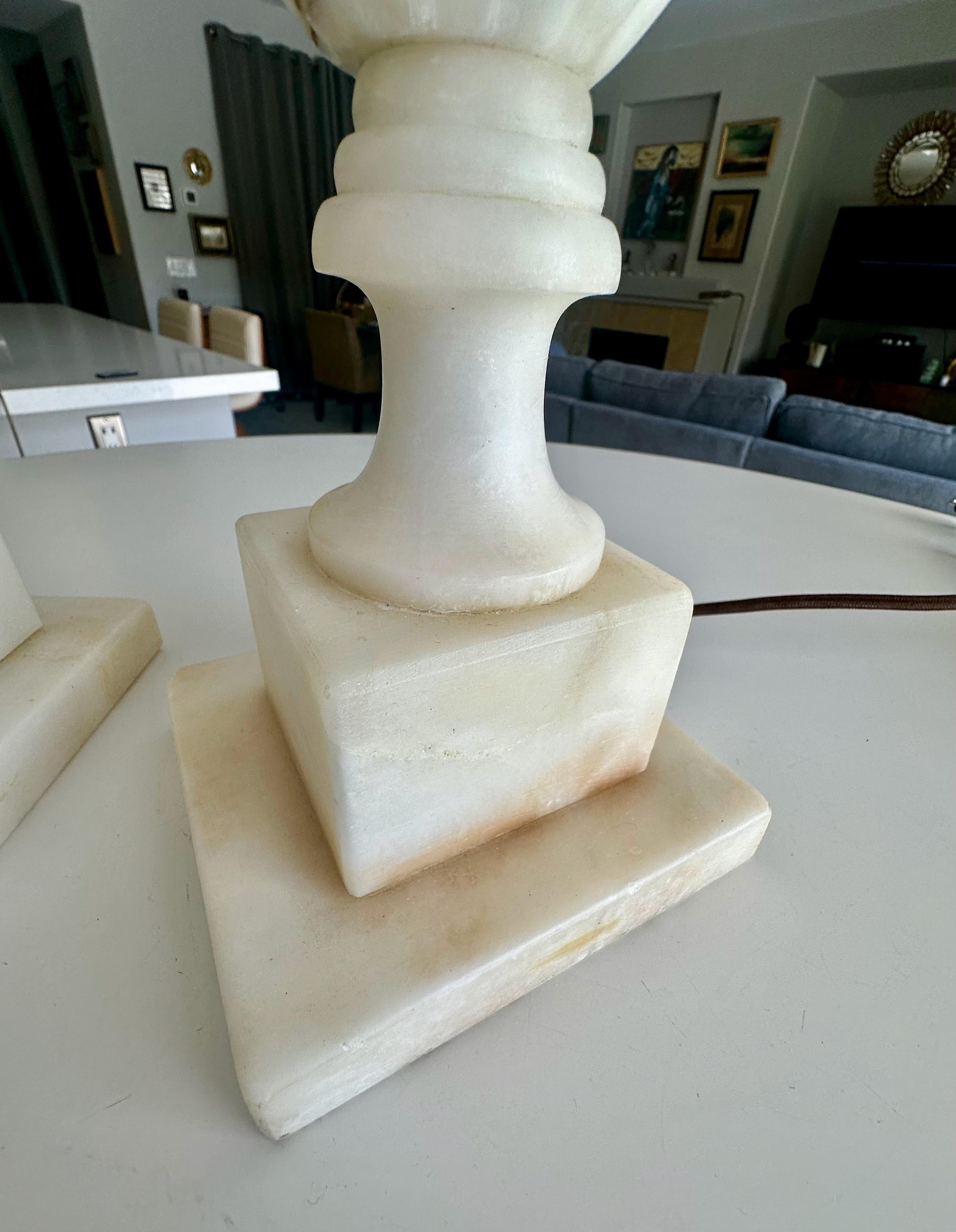 Paire de lampes de table italiennes néoclassiques en albâtre en forme d'urne en vente 9
