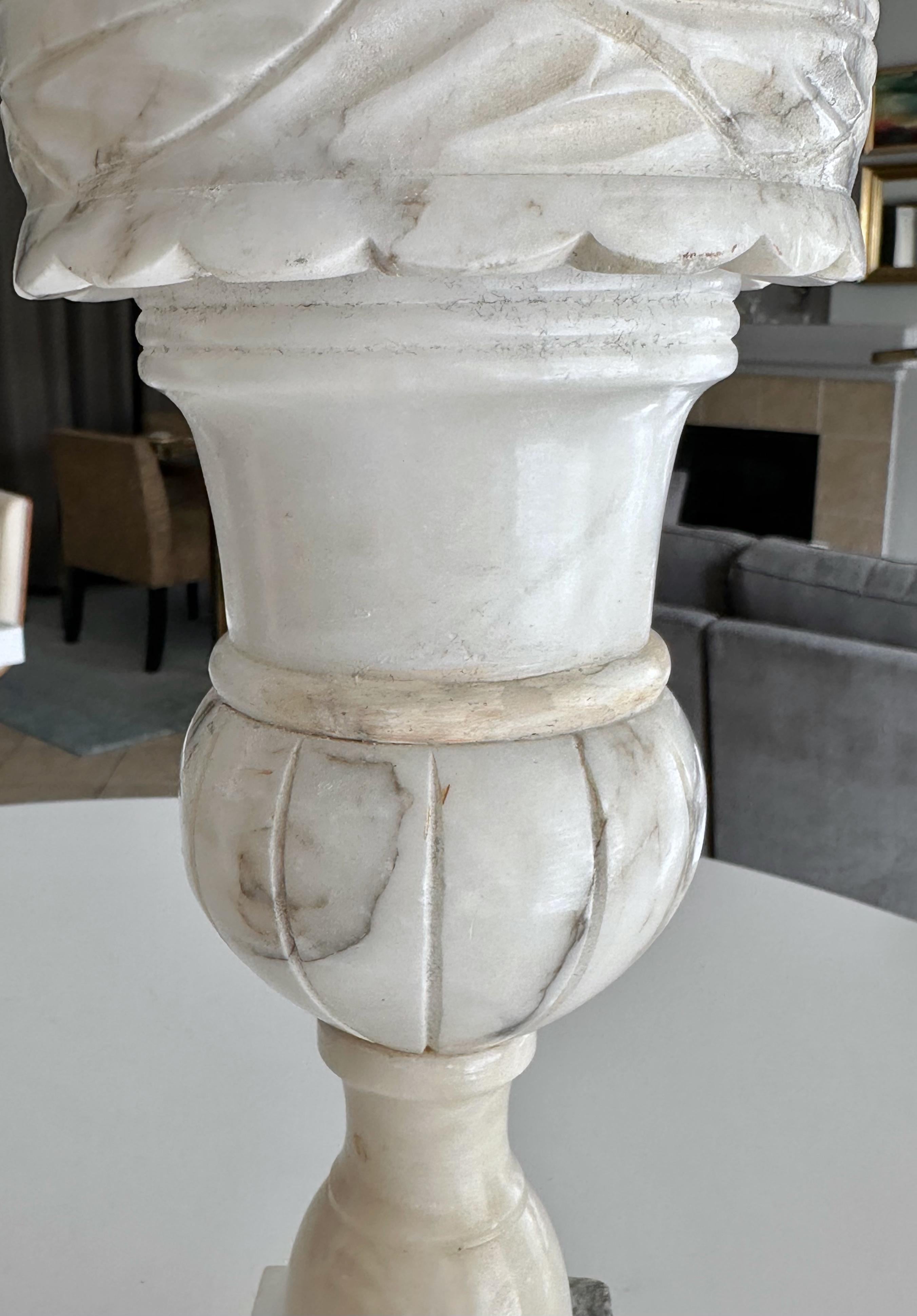Paire de lampes de table italiennes néoclassiques en albâtre en forme d'urne en vente 9