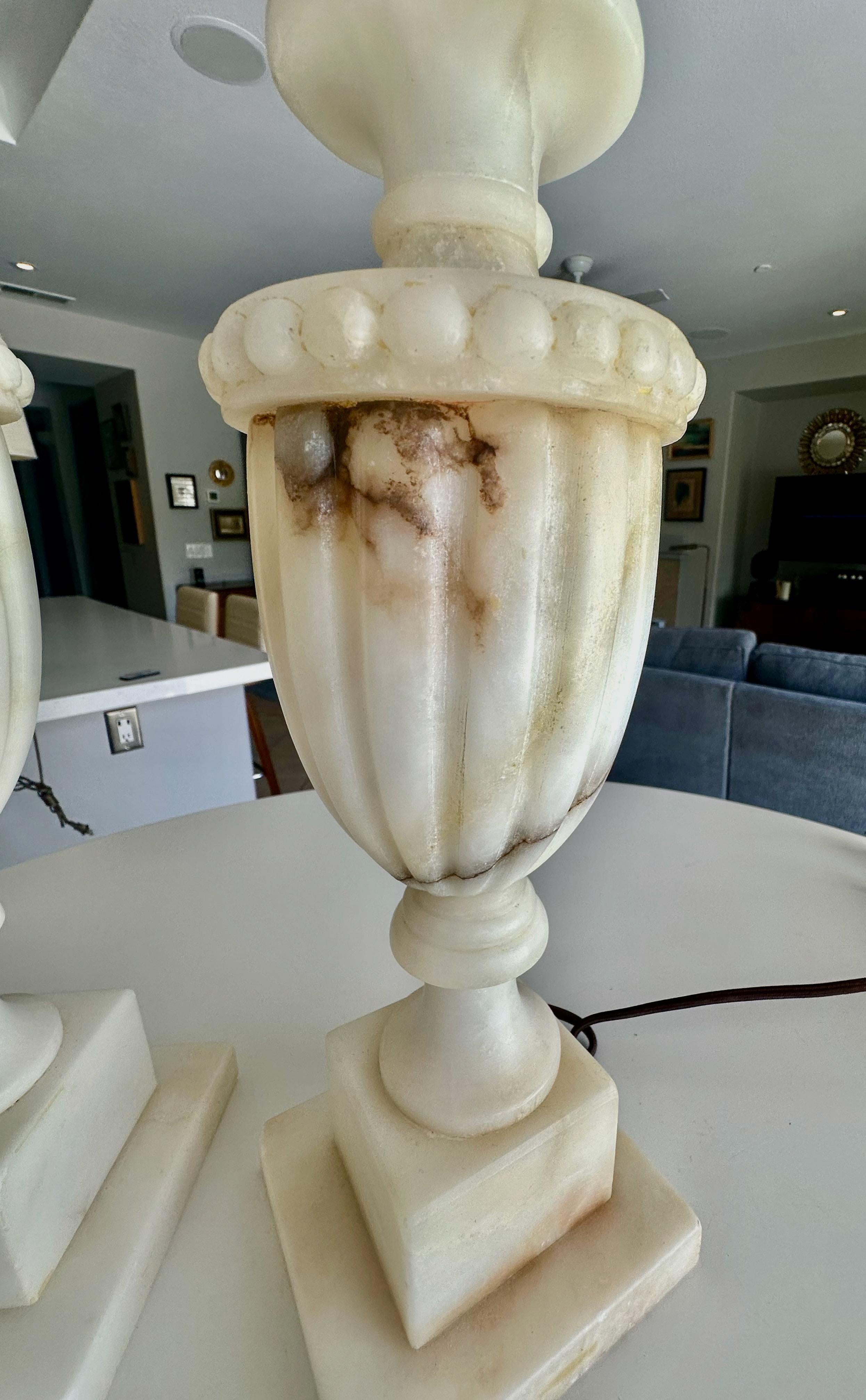 Paire de lampes de table italiennes néoclassiques en albâtre en forme d'urne en vente 10