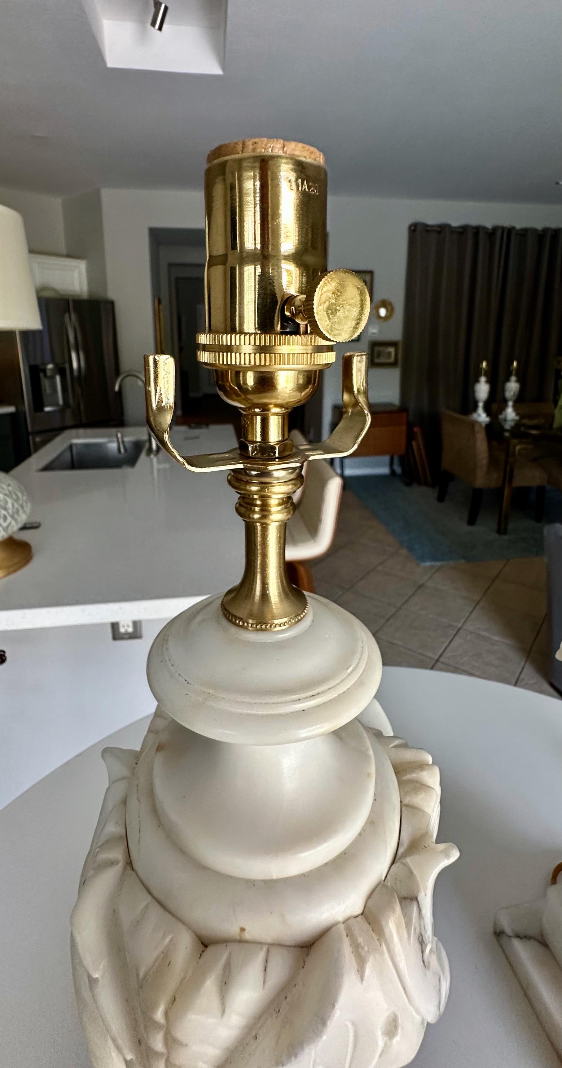Paire de lampes de table italiennes néoclassiques en albâtre en forme d'urne en vente 10