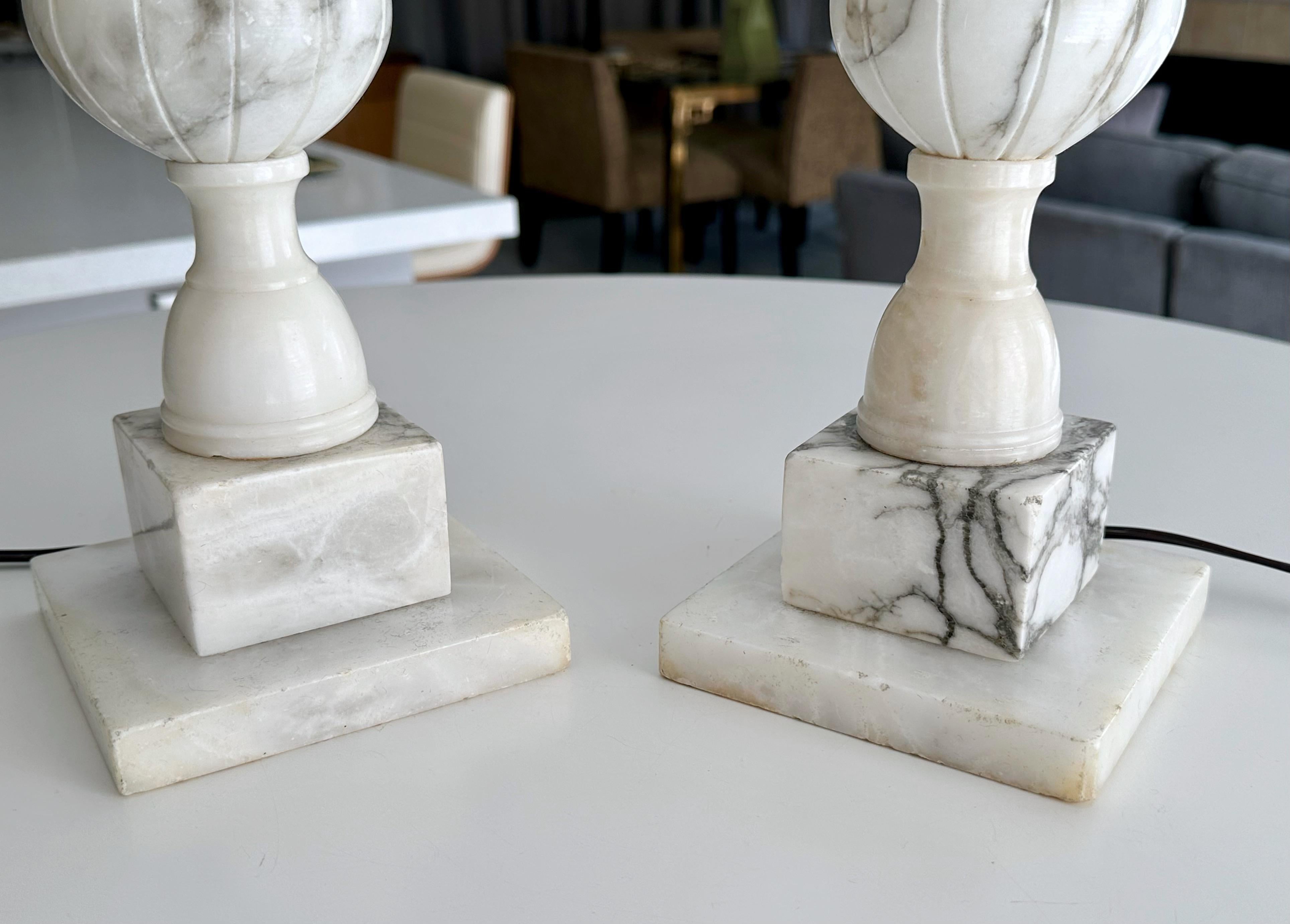 Paire de lampes de table italiennes néoclassiques en albâtre en forme d'urne en vente 10