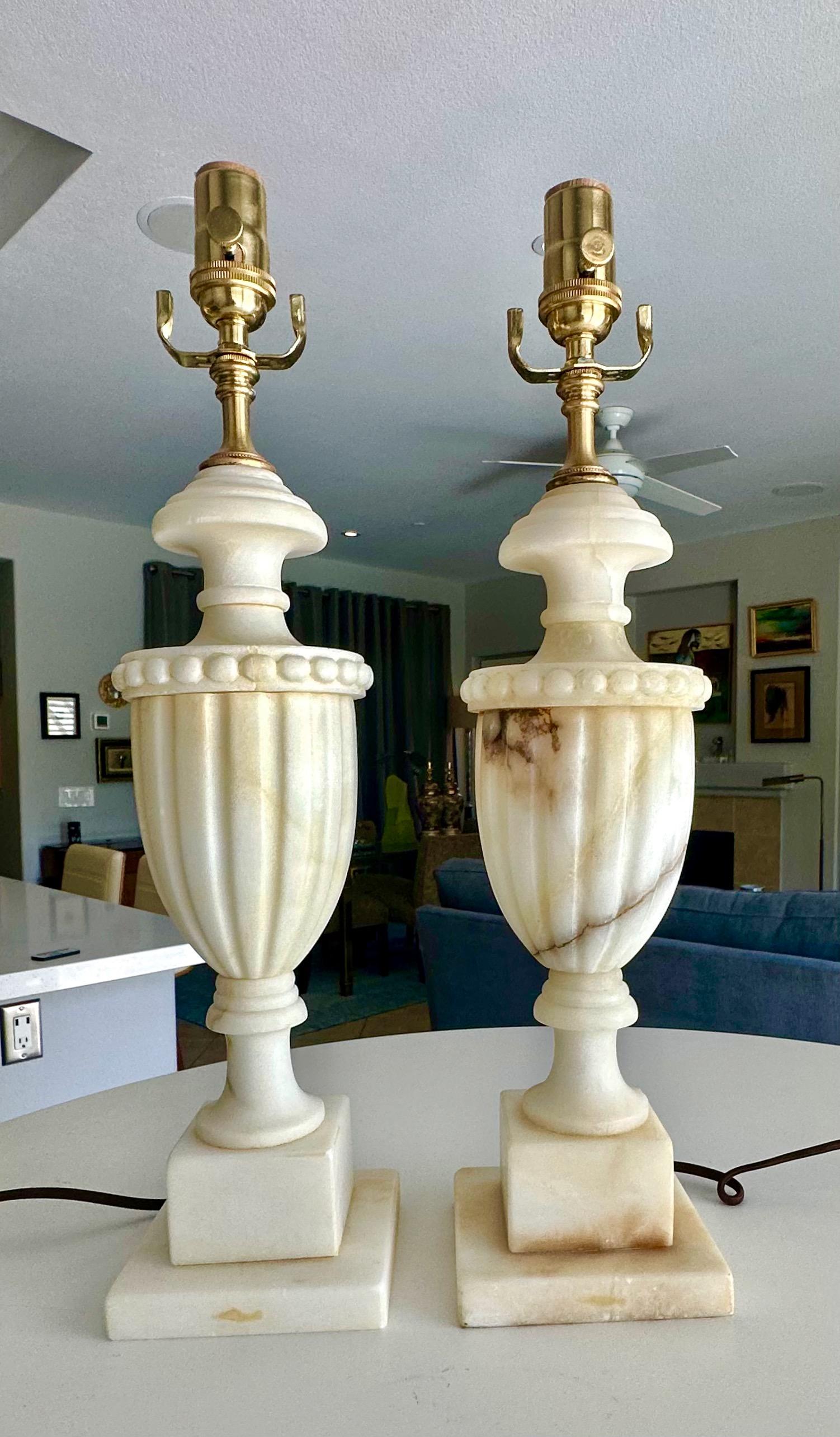 Paire de lampes de table italiennes néoclassiques en albâtre en forme d'urne en vente 11