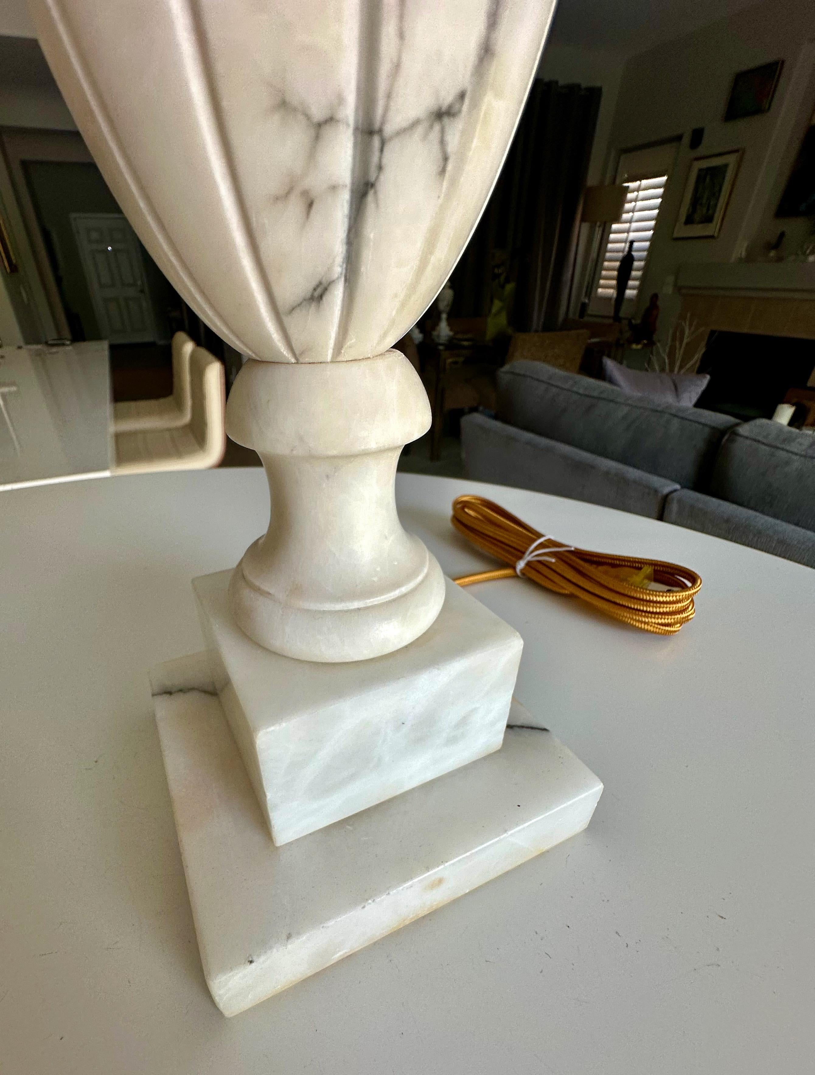 Paire de lampes de table italiennes néoclassiques en albâtre en forme d'urne en vente 11