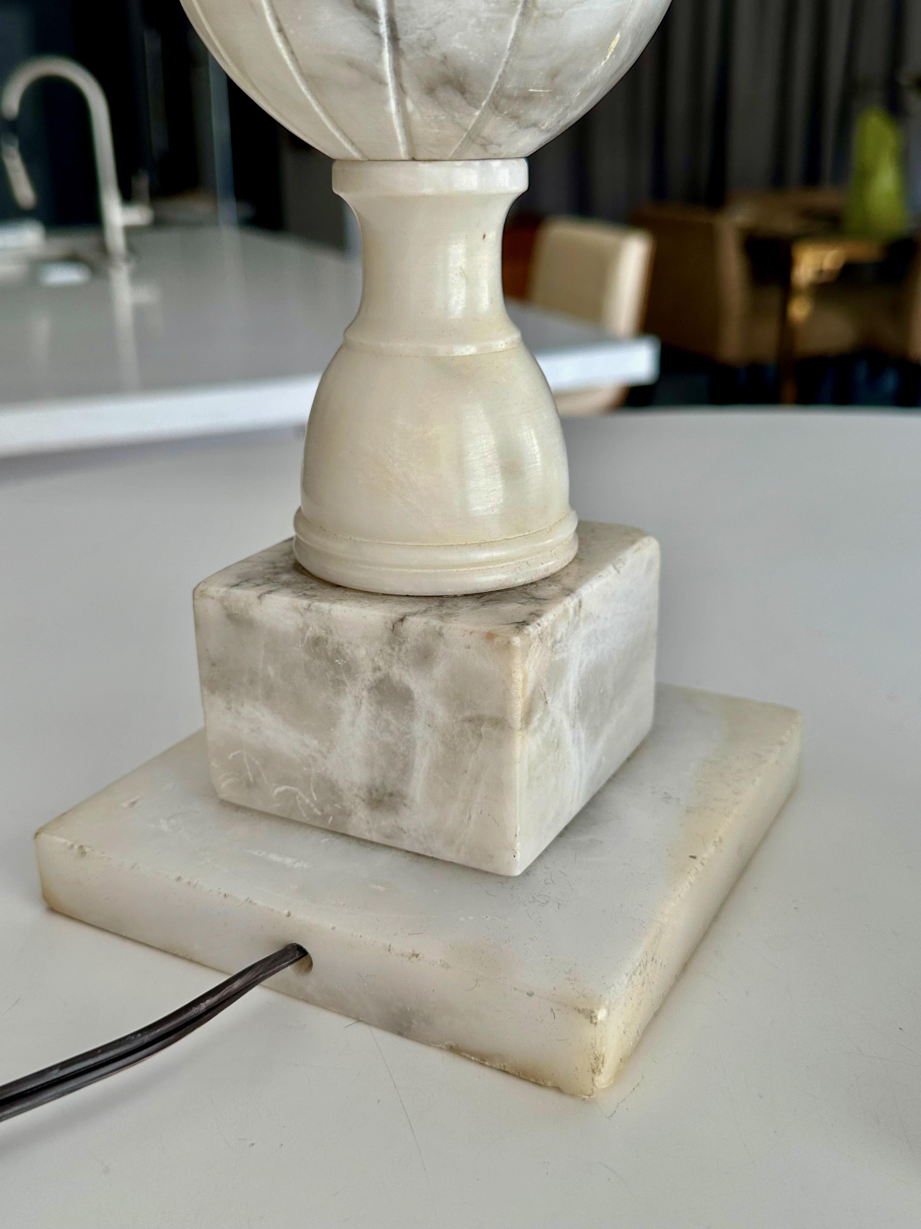 Paire de lampes de table italiennes néoclassiques en albâtre en forme d'urne en vente 11