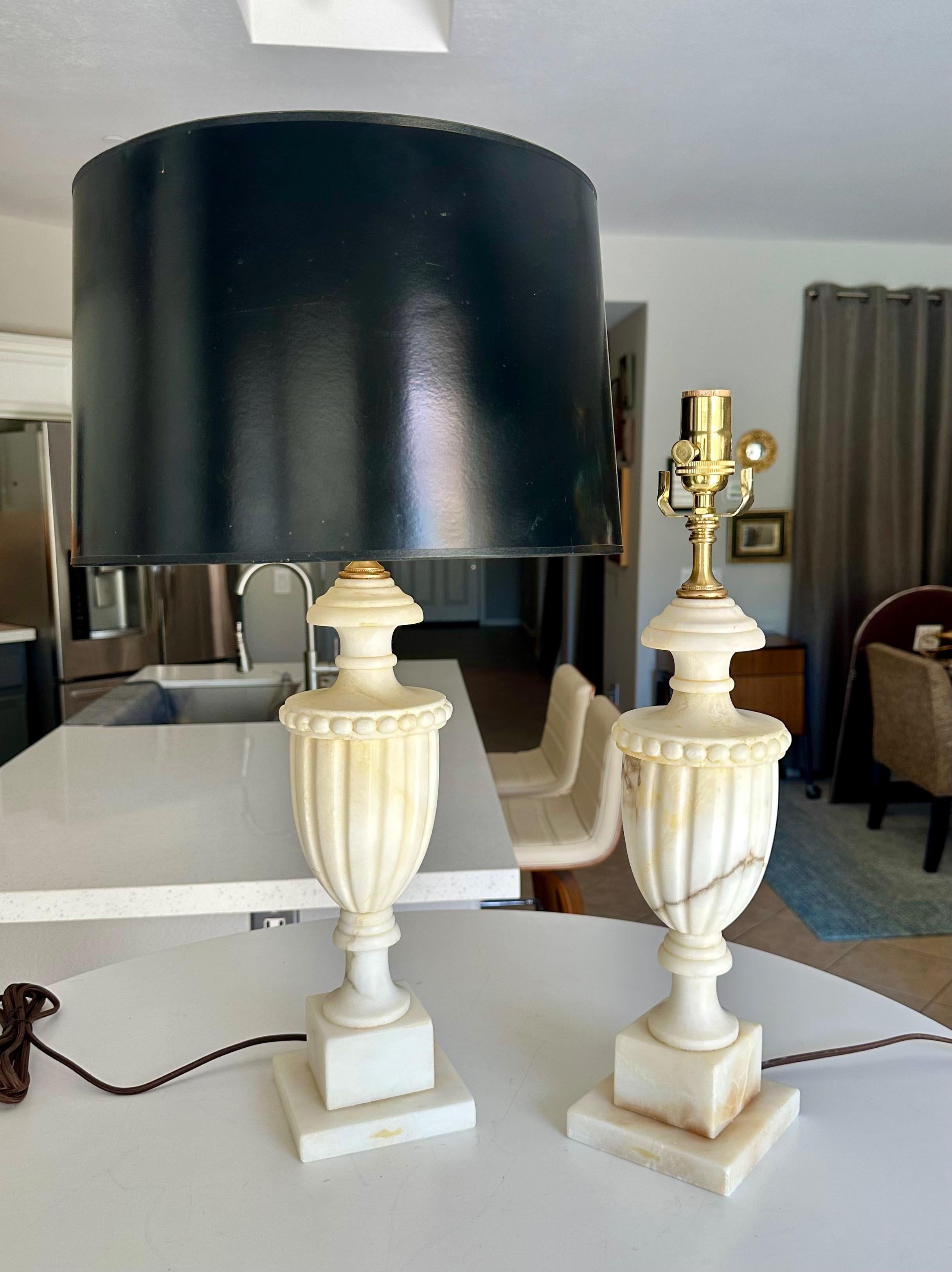 Paire de lampes de table italiennes néoclassiques en albâtre en forme d'urne en vente 12