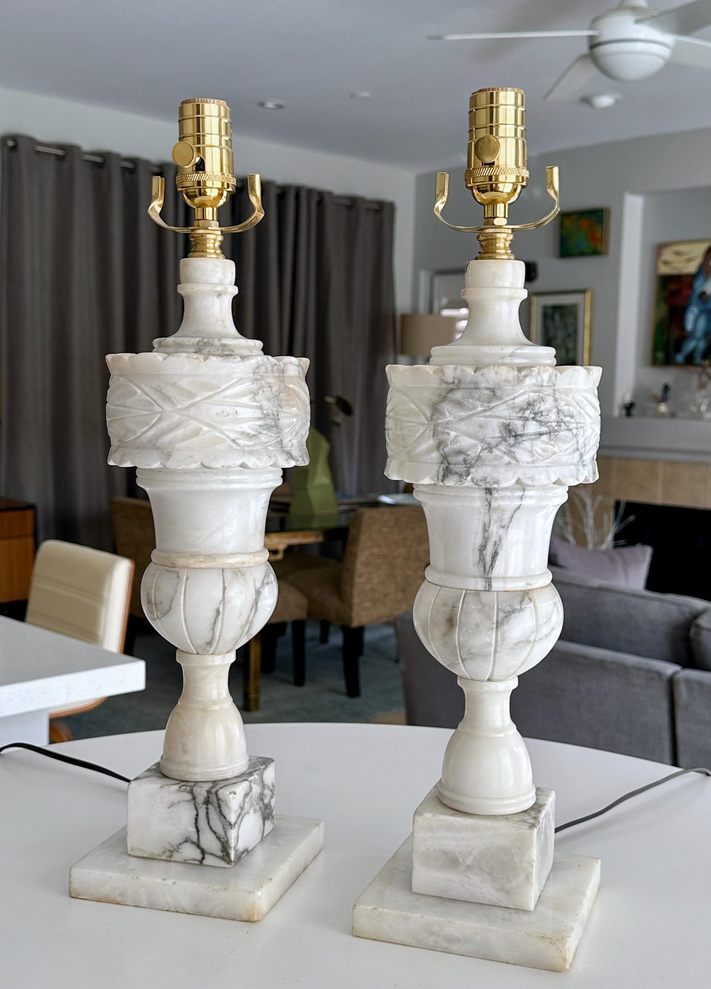 Paire de lampes de table italiennes néoclassiques en albâtre en forme d'urne en vente 12