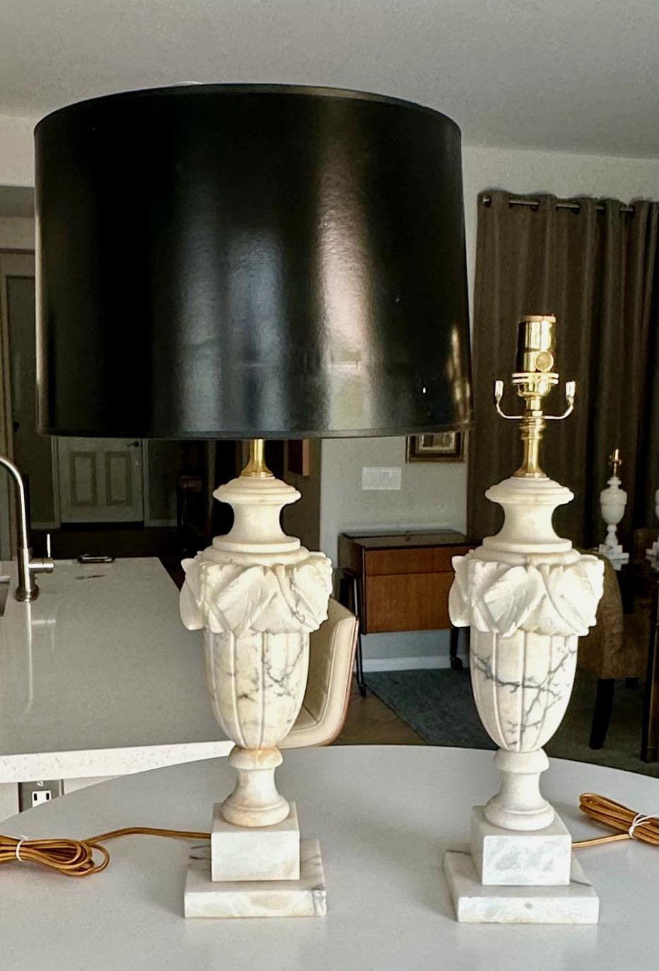 Paire de lampes de table italiennes néoclassiques en albâtre en forme d'urne en vente 13