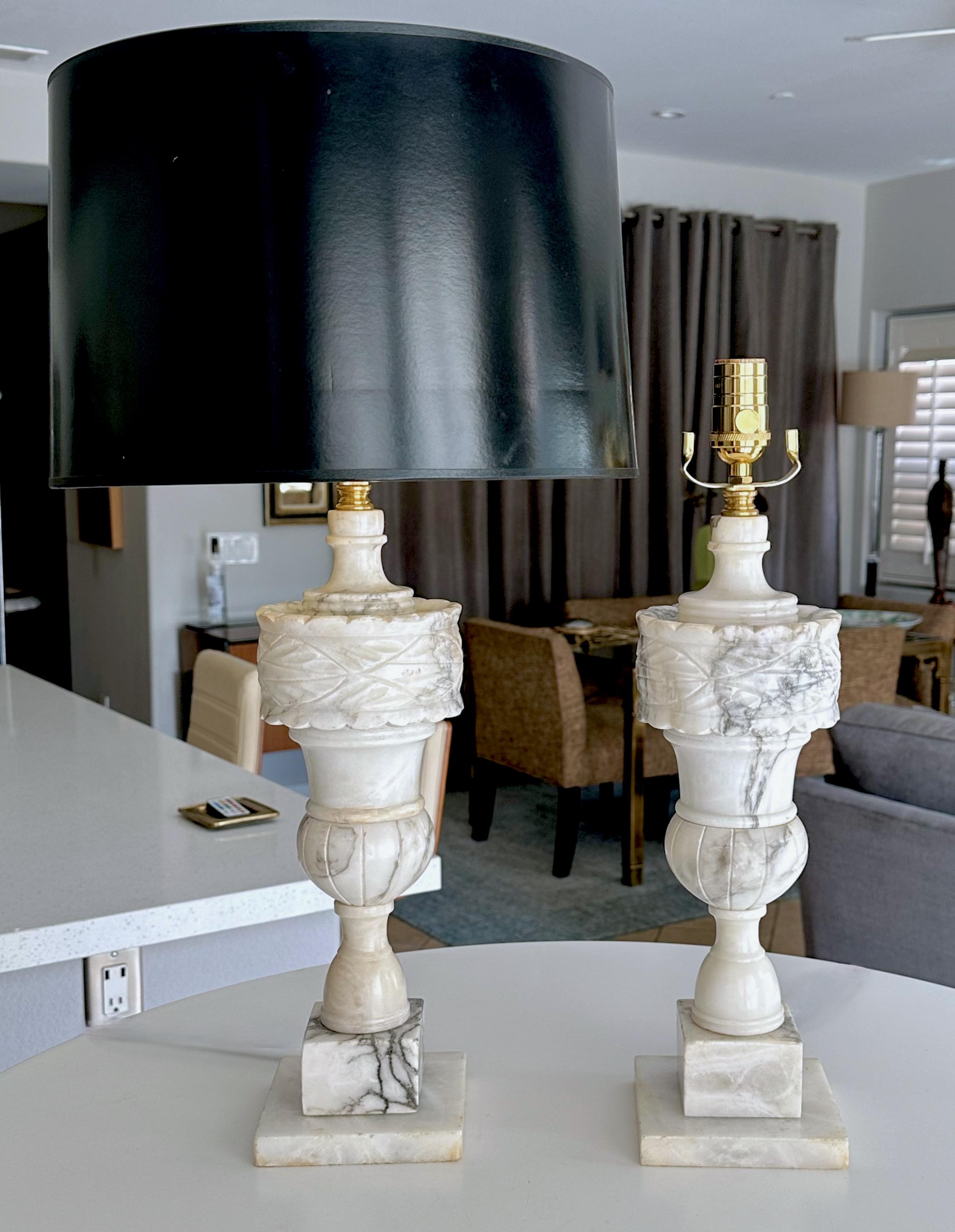 Paire de lampes de table italiennes néoclassiques en albâtre en forme d'urne en vente 13