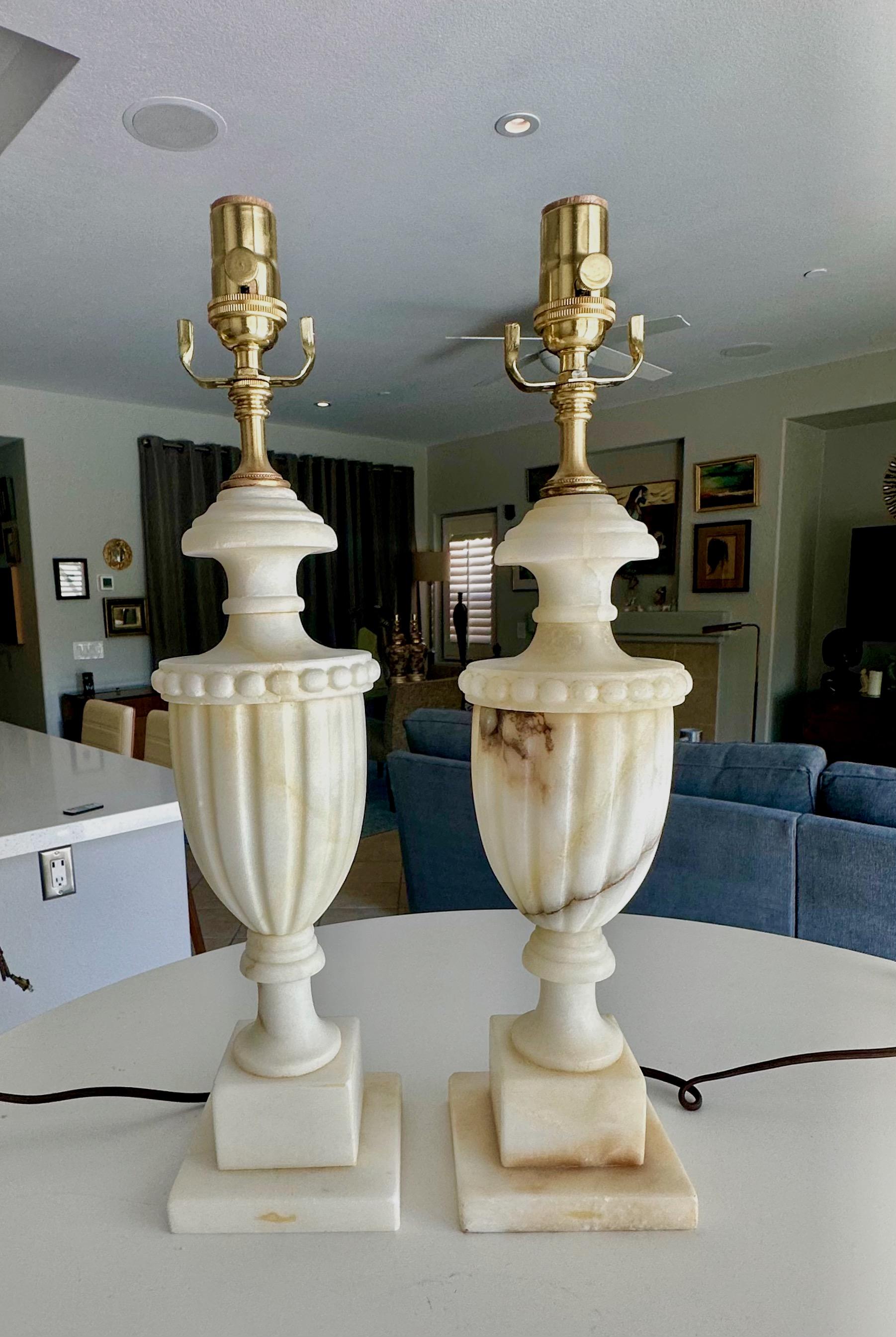 Paire de lampes en albâtre de style néo-classique finement sculptées à la main en forme d'urne. Nouveau câblage avec prises de courant à 3 voies et  Corde. Hauteur totale du sommet de la douille 20