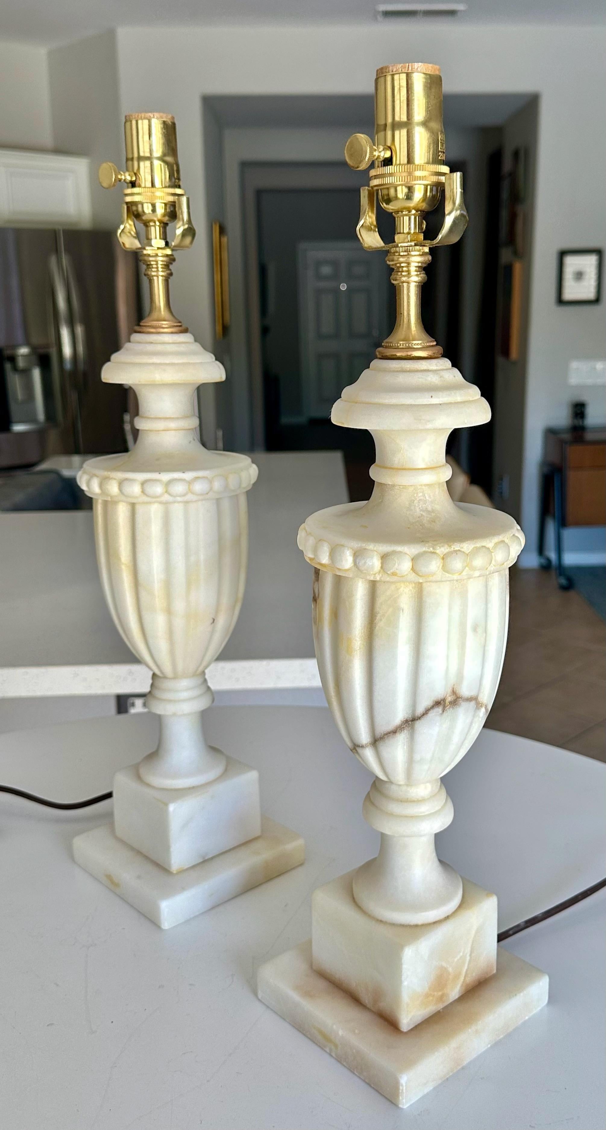 Grec classique Paire de lampes de table italiennes néoclassiques en albâtre en forme d'urne en vente