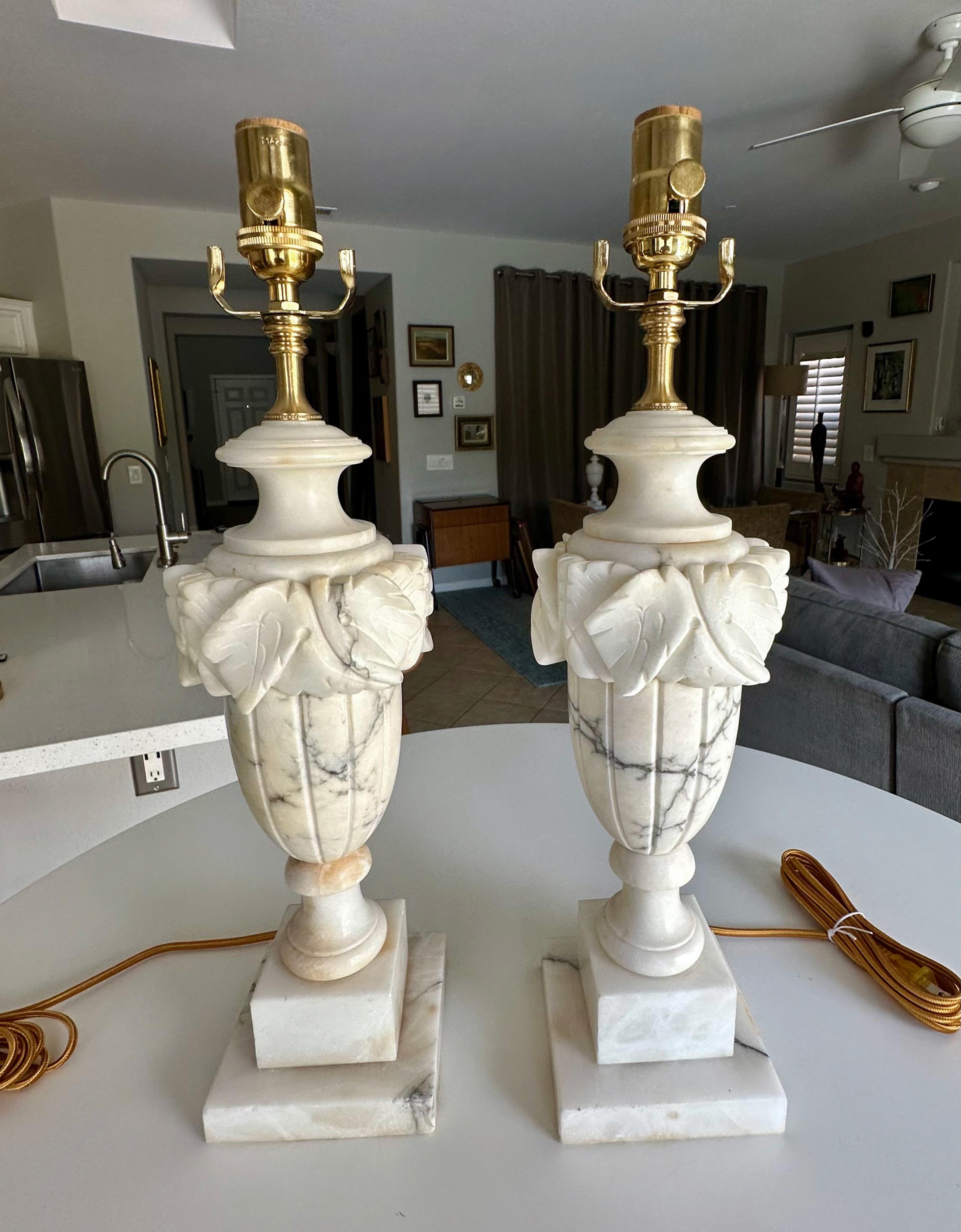 Grec classique Paire de lampes de table italiennes néoclassiques en albâtre en forme d'urne en vente