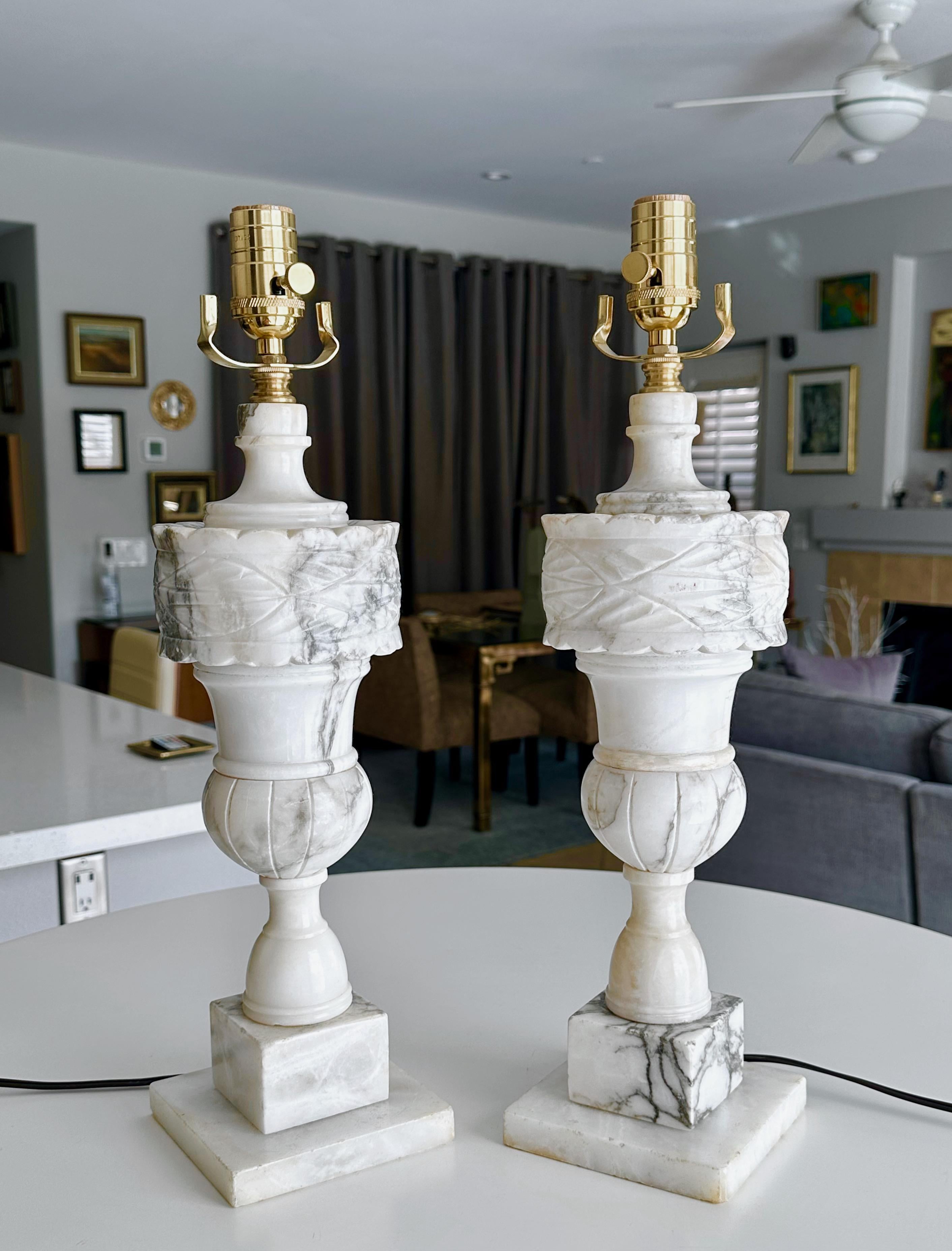 Grec classique Paire de lampes de table italiennes néoclassiques en albâtre en forme d'urne en vente