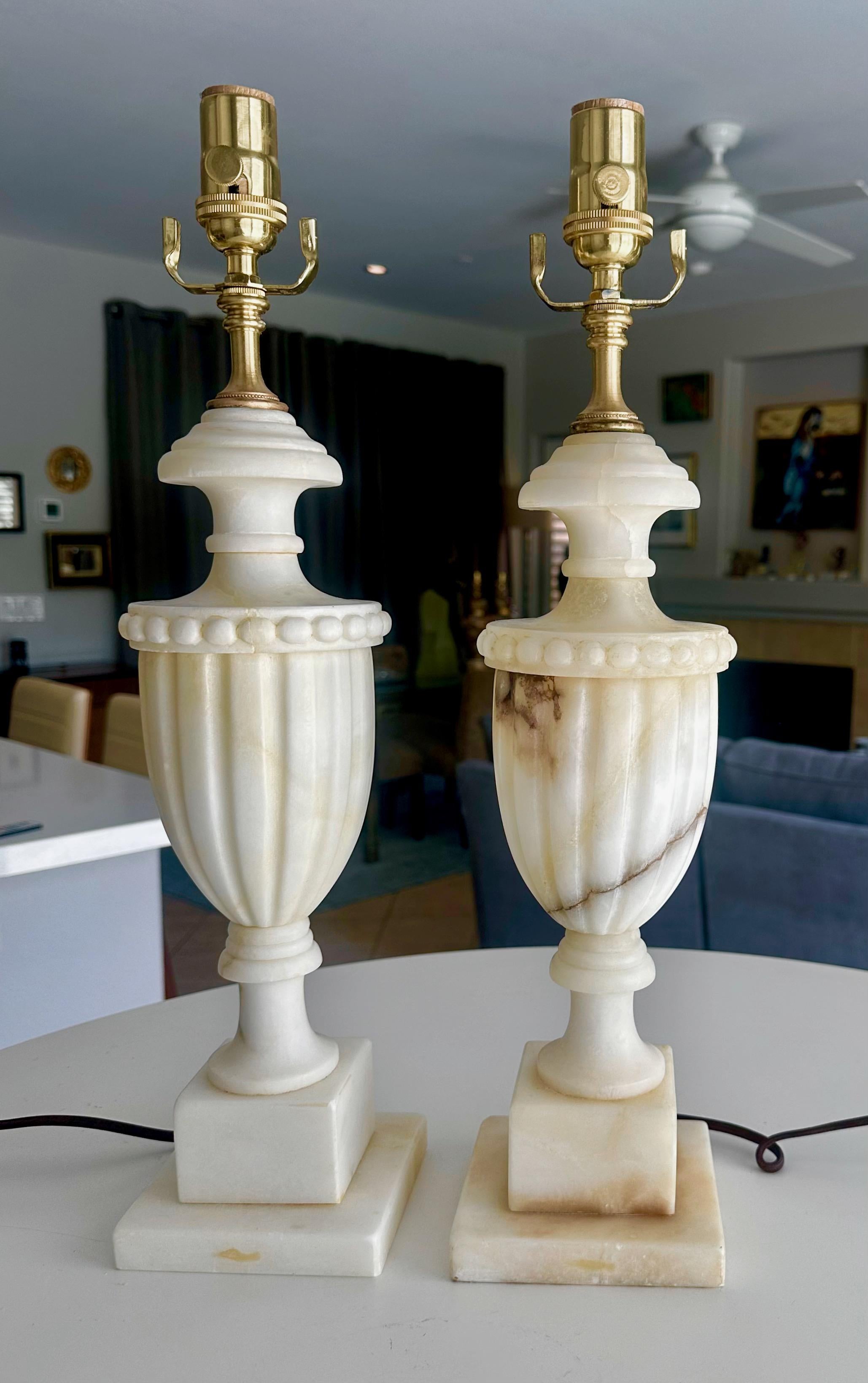 Paire de lampes de table italiennes néoclassiques en albâtre en forme d'urne Bon état - En vente à Palm Springs, CA