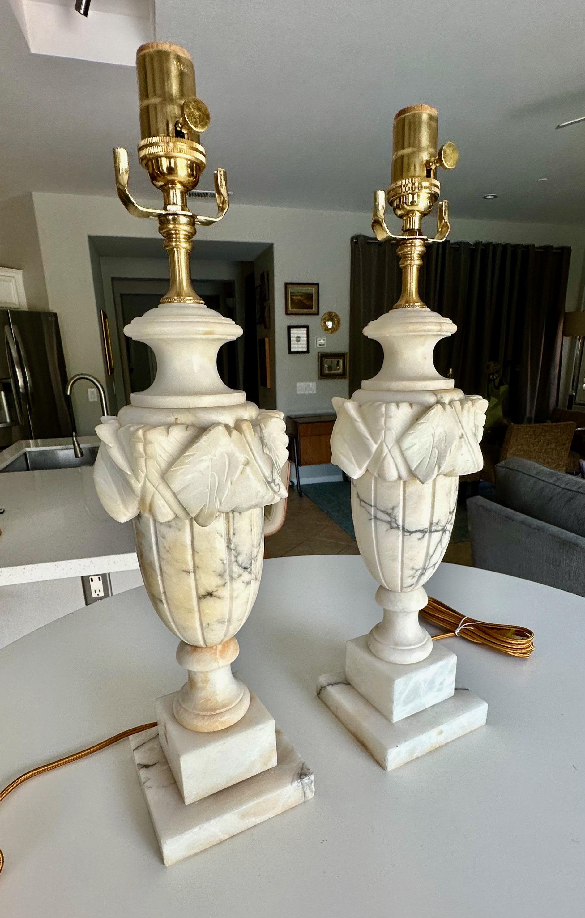 Paire de lampes de table italiennes néoclassiques en albâtre en forme d'urne Bon état - En vente à Palm Springs, CA