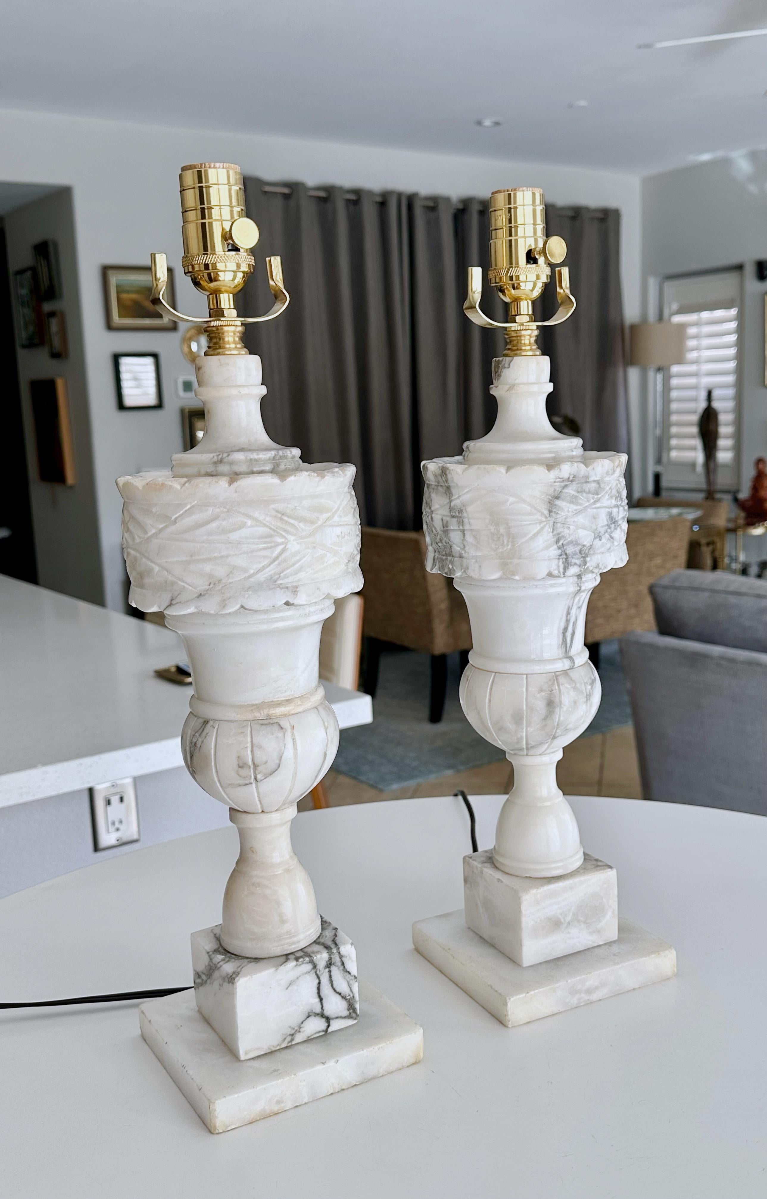 Paire de lampes de table italiennes néoclassiques en albâtre en forme d'urne Bon état - En vente à Palm Springs, CA