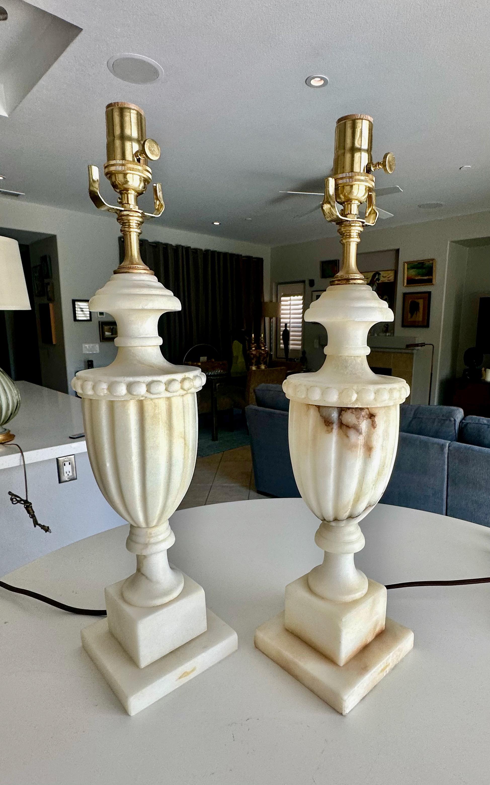 Milieu du XXe siècle Paire de lampes de table italiennes néoclassiques en albâtre en forme d'urne en vente