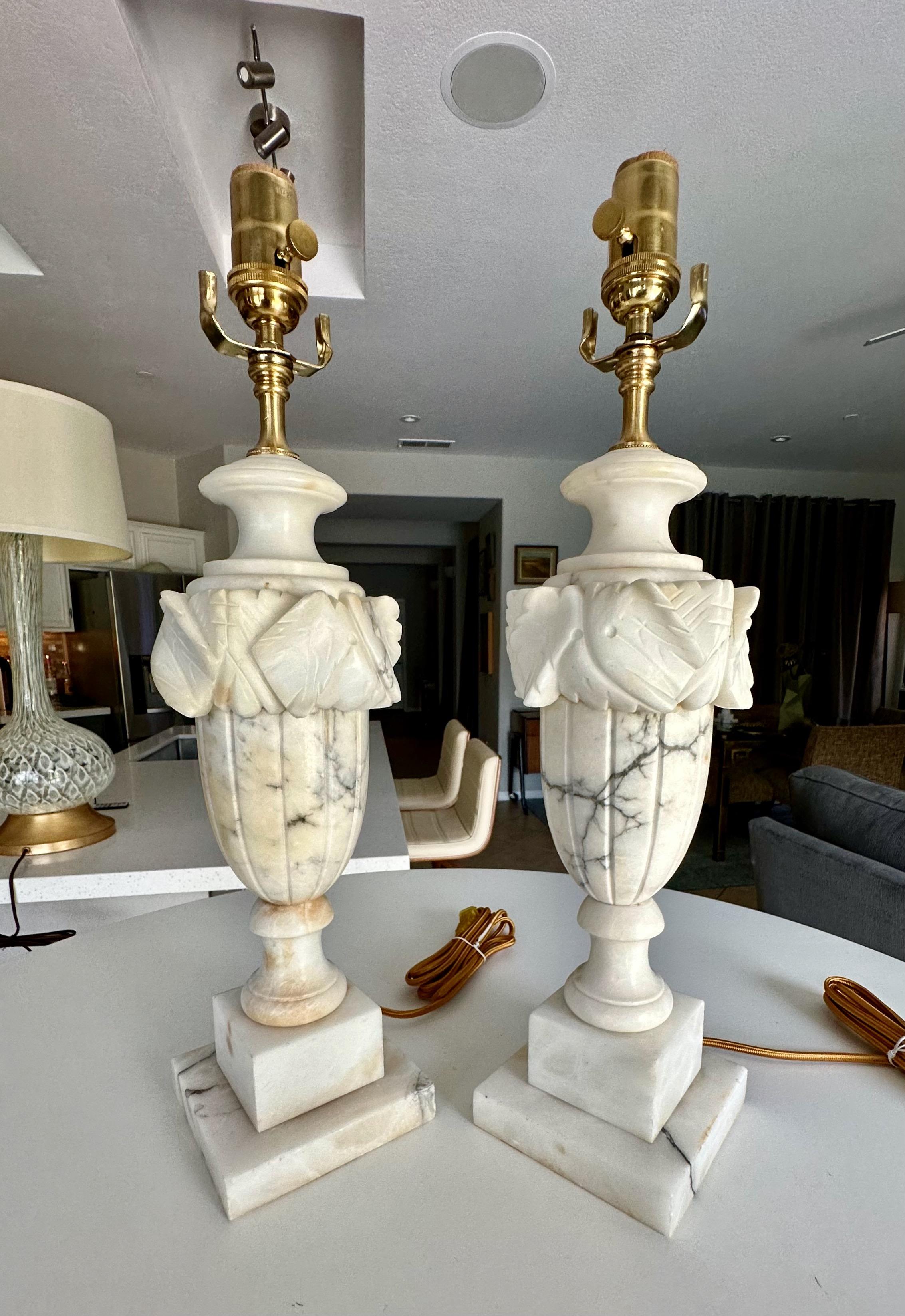 Milieu du XXe siècle Paire de lampes de table italiennes néoclassiques en albâtre en forme d'urne en vente