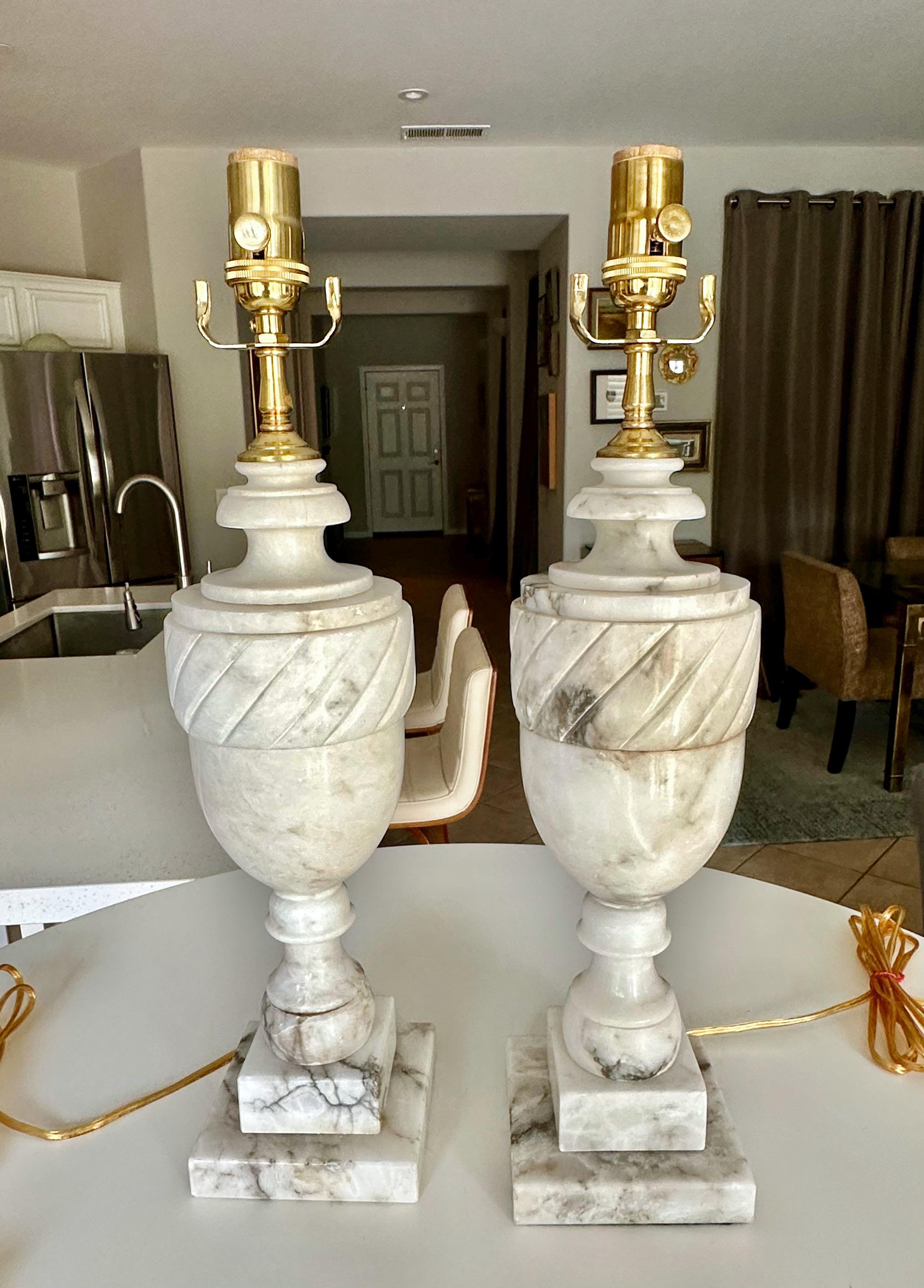 Pareja de lámparas de sobremesa italianas neoclásicas con urna de alabastro en Bueno estado para la venta en Palm Springs, CA
