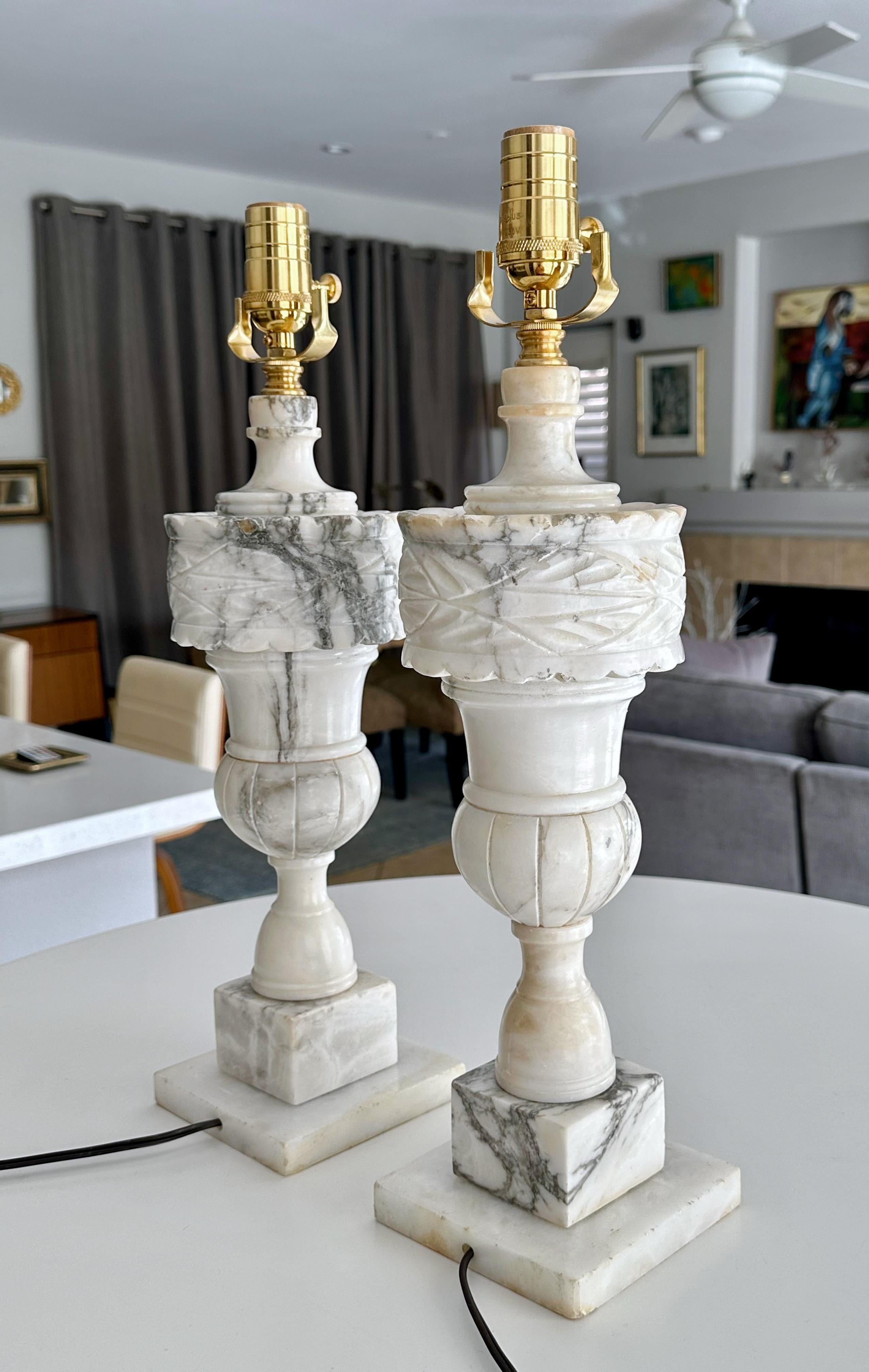 Milieu du XXe siècle Paire de lampes de table italiennes néoclassiques en albâtre en forme d'urne en vente